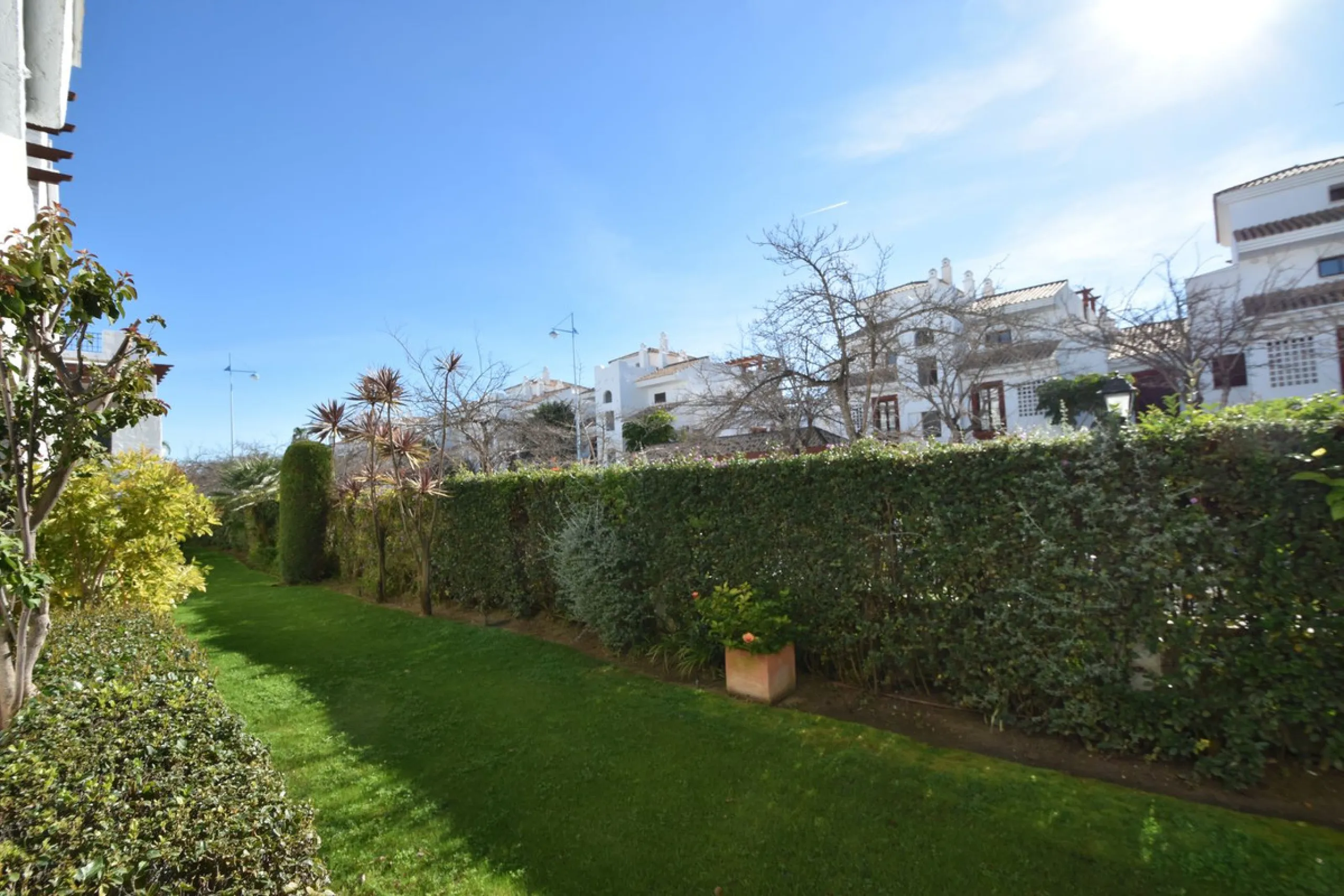 Entdecken Sie diese fantastische Wohnung an der Strandpromenade von San Pedro de Alcántara/Nueva Alcántara, einer der begehrtesten Gegenden von Marbella, nur wenige Schritte vom Meer und der Uferpromenade entfernt