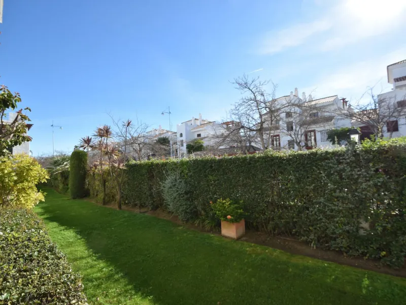 Entdecken Sie diese fantastische Wohnung an der Strandpromenade von San Pedro de Alcántara/Nueva Alcántara, einer der begehrtesten Gegenden von Marbella, nur wenige Schritte vom Meer und der Uferpromenade entfernt