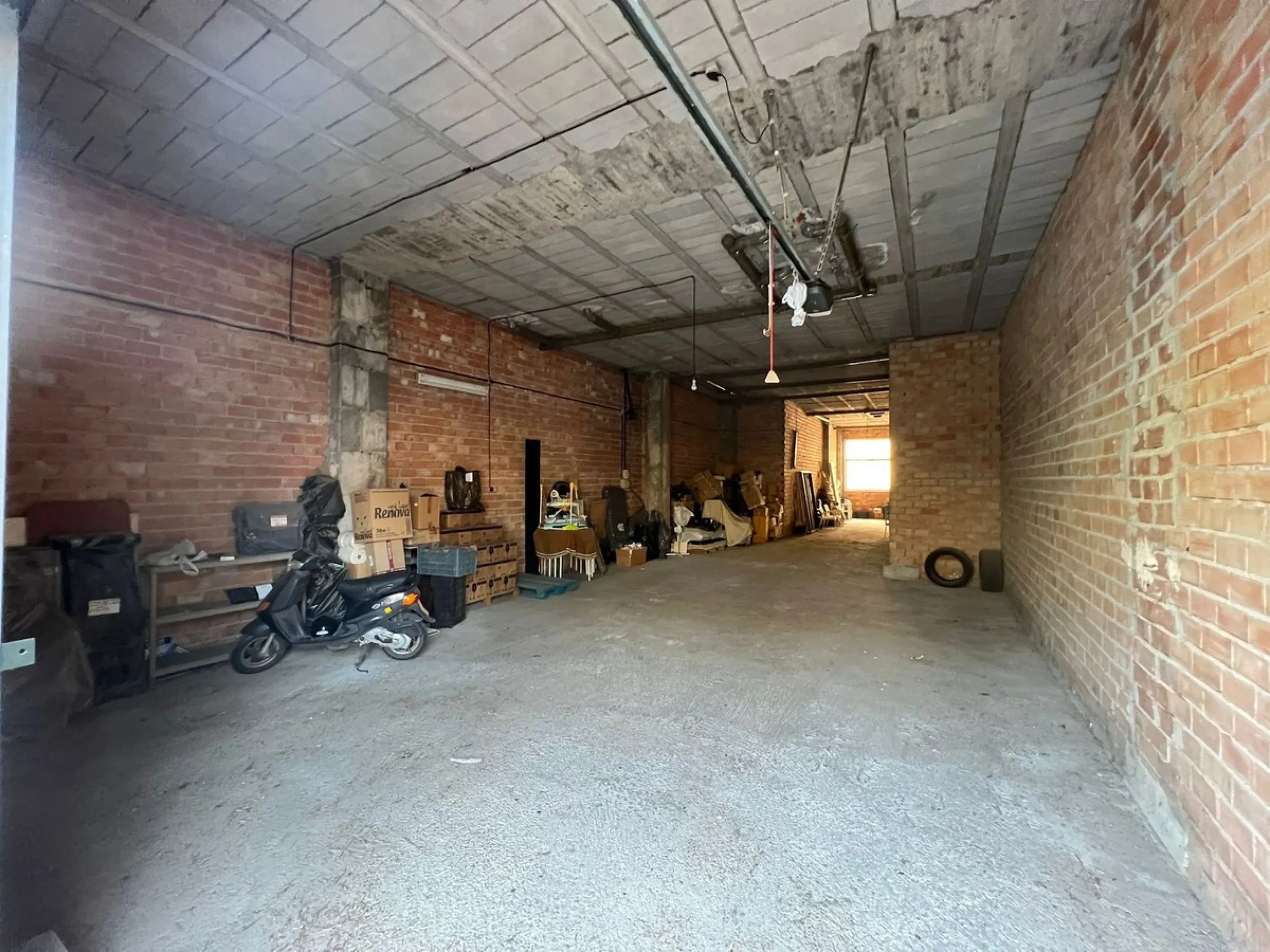 Fantastic shop located in a central position of Estepona town.  This commercial unit is located in one of the busiest streets of Estepona, making it ideal to open any type of shop.  There is a cab rank very close by and bus service that passes infront of 