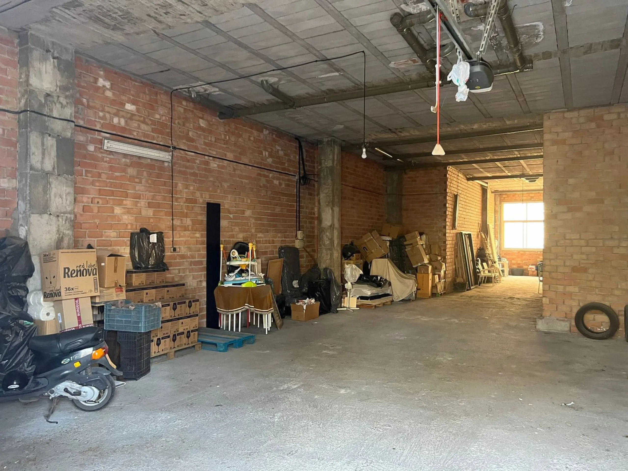 Fantastic shop located in a central position of Estepona town.  This commercial unit is located in one of the busiest streets of Estepona, making it ideal to open any type of shop.  There is a cab rank very close by and bus service that passes infront of 