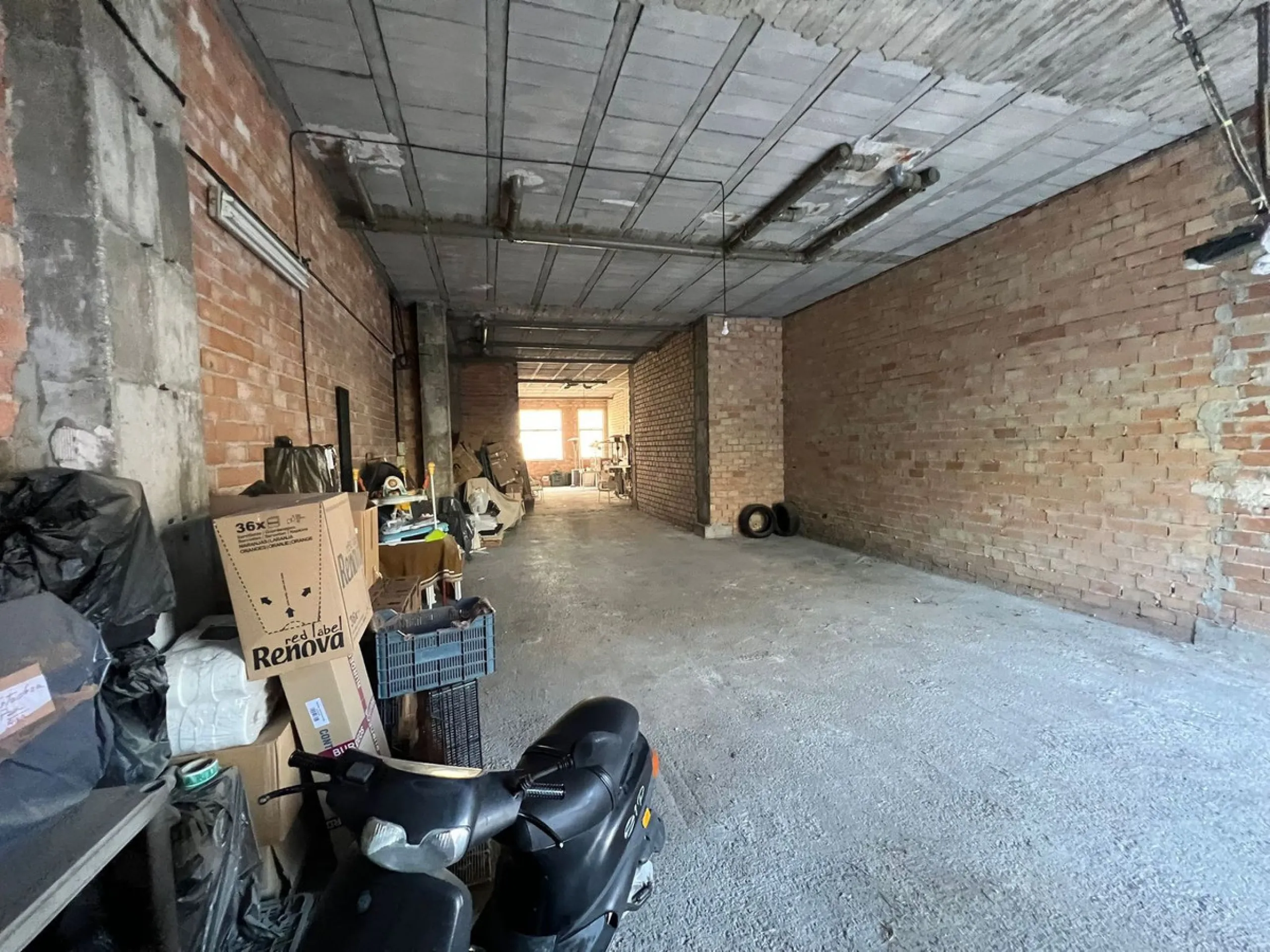 Fantastic shop located in a central position of Estepona town.  This commercial unit is located in one of the busiest streets of Estepona, making it ideal to open any type of shop.  There is a cab rank very close by and bus service that passes infront of 