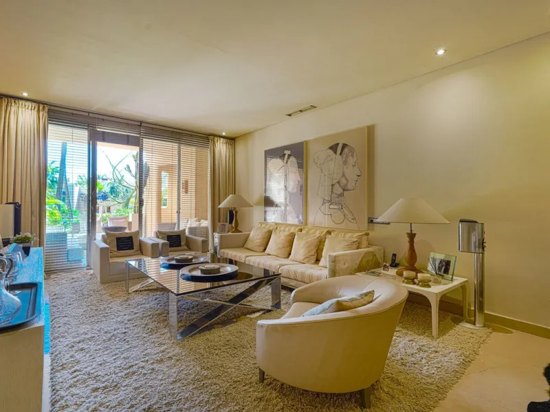 A stunning, south-facing, three-bedroom corner, and very private ground-floor apartment in the renowned Mansion Club, an exclusive gated community nestling in the foothills of Sierra Blanca. This development designed by leading architect, Melvin Villarroe