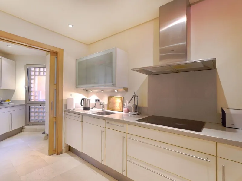 A stunning, south-facing, three-bedroom corner, and very private ground-floor apartment in the renowned Mansion Club, an exclusive gated community nestling in the foothills of Sierra Blanca. This development designed by leading architect, Melvin Villarroe