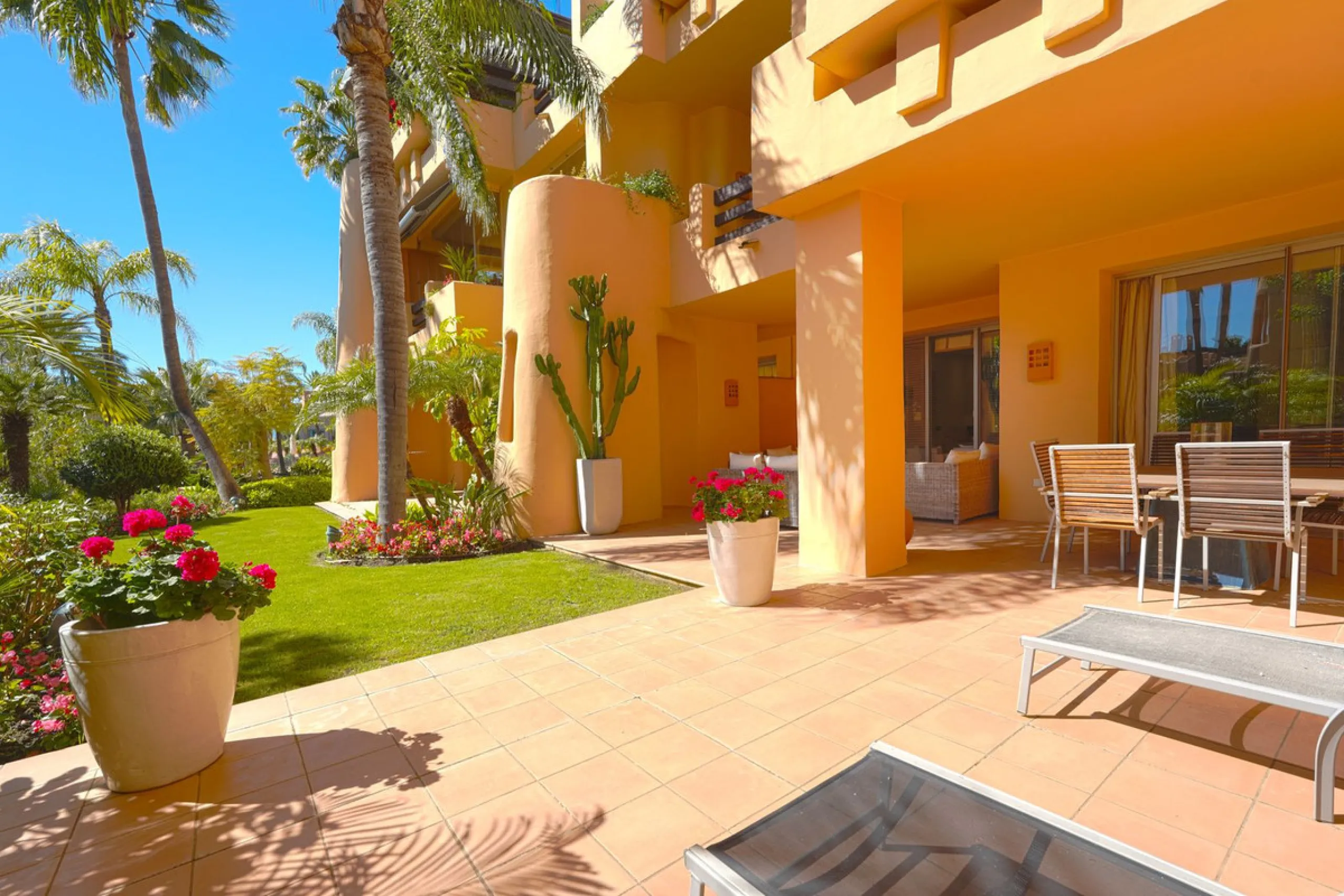 A stunning, south-facing, three-bedroom corner, and very private ground-floor apartment in the renowned Mansion Club, an exclusive gated community nestling in the foothills of Sierra Blanca. This development designed by leading architect, Melvin Villarroe