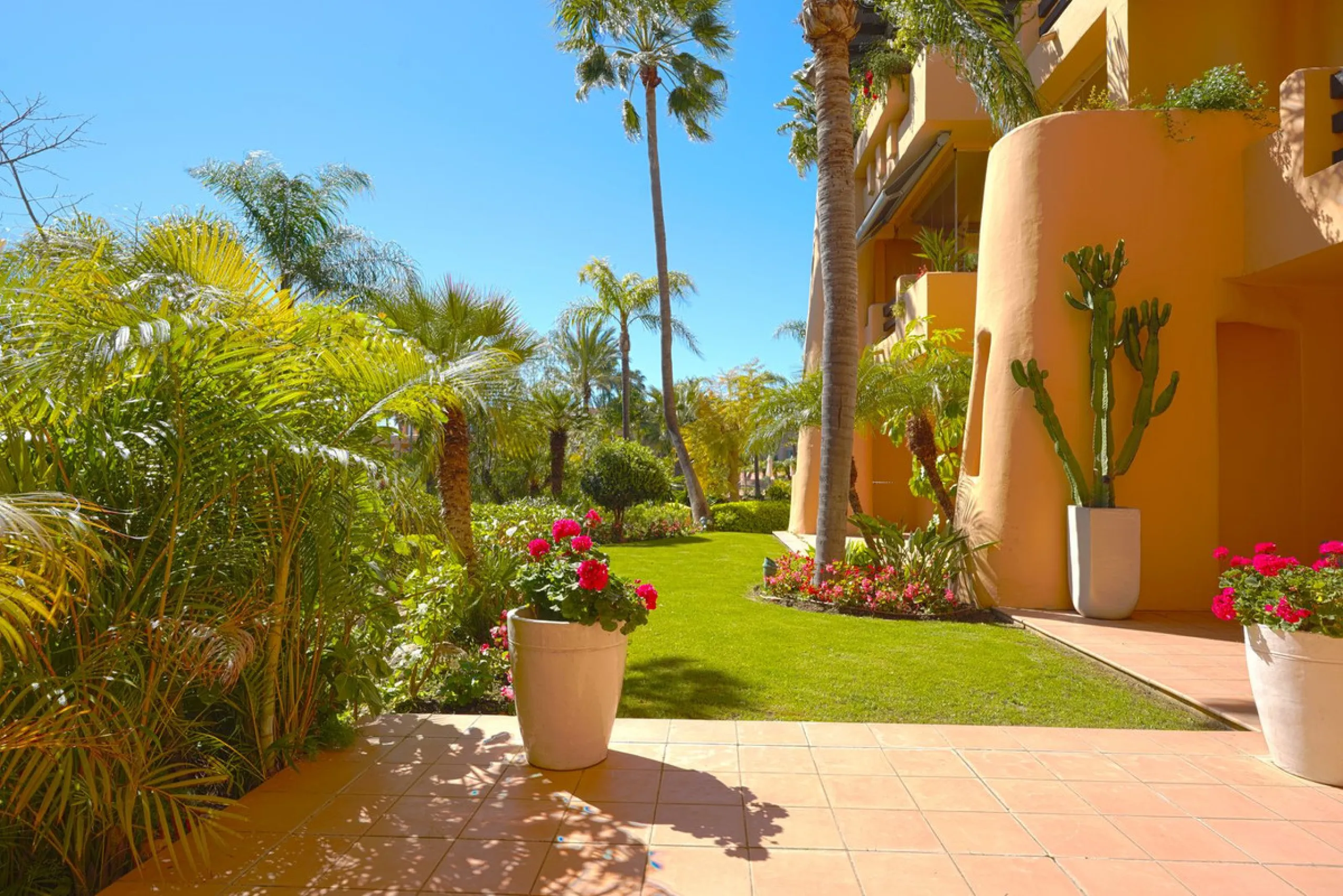 A stunning, south-facing, three-bedroom corner, and very private ground-floor apartment in the renowned Mansion Club, an exclusive gated community nestling in the foothills of Sierra Blanca. This development designed by leading architect, Melvin Villarroe