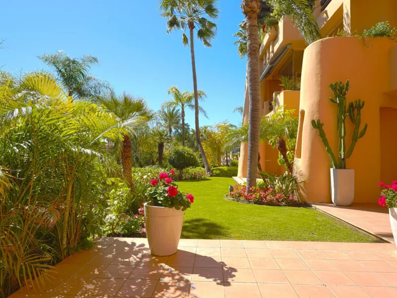 A stunning, south-facing, three-bedroom corner, and very private ground-floor apartment in the renowned Mansion Club, an exclusive gated community nestling in the foothills of Sierra Blanca. This development designed by leading architect, Melvin Villarroe