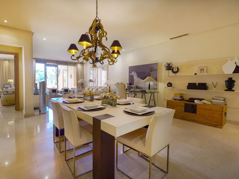 A stunning, south-facing, three-bedroom corner, and very private ground-floor apartment in the renowned Mansion Club, an exclusive gated community nestling in the foothills of Sierra Blanca. This development designed by leading architect, Melvin Villarroe