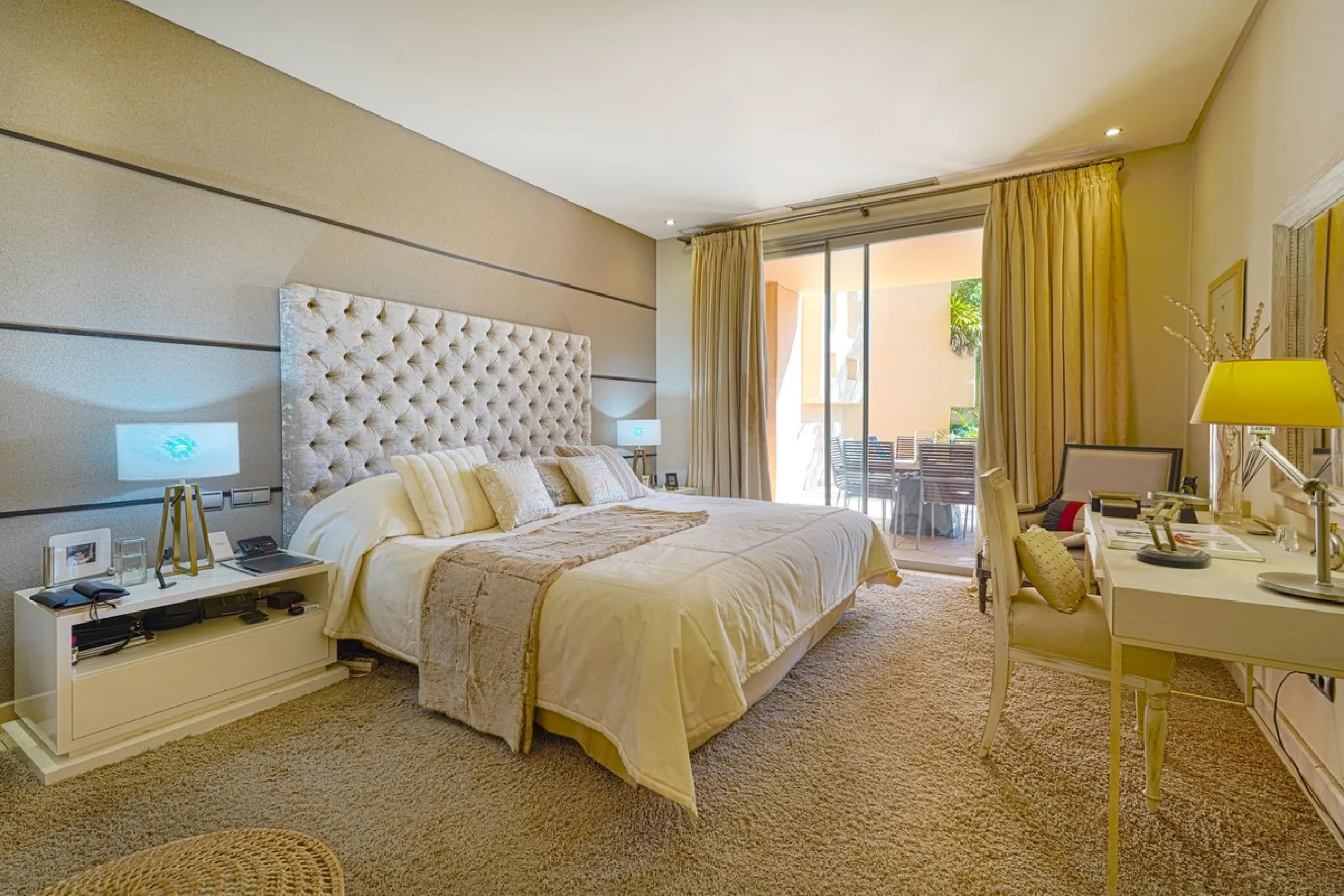 A stunning, south-facing, three-bedroom corner, and very private ground-floor apartment in the renowned Mansion Club, an exclusive gated community nestling in the foothills of Sierra Blanca. This development designed by leading architect, Melvin Villarroe