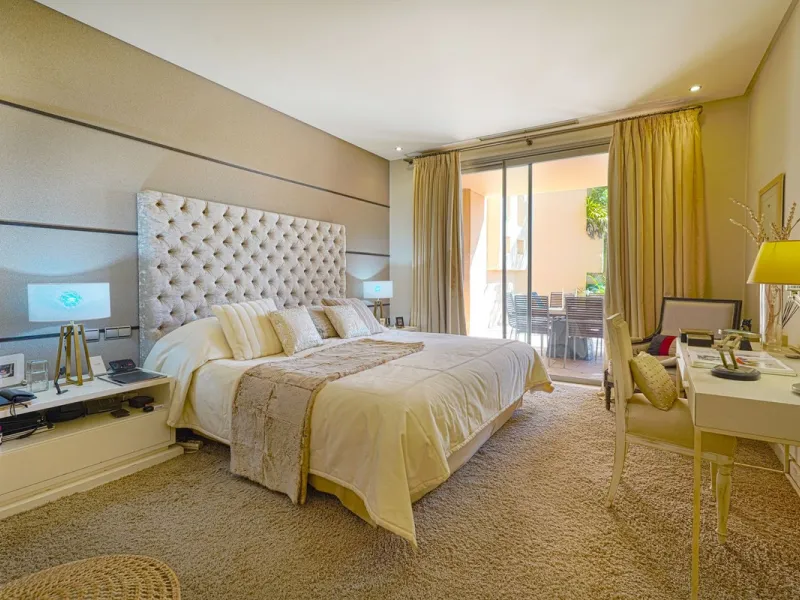 A stunning, south-facing, three-bedroom corner, and very private ground-floor apartment in the renowned Mansion Club, an exclusive gated community nestling in the foothills of Sierra Blanca. This development designed by leading architect, Melvin Villarroe