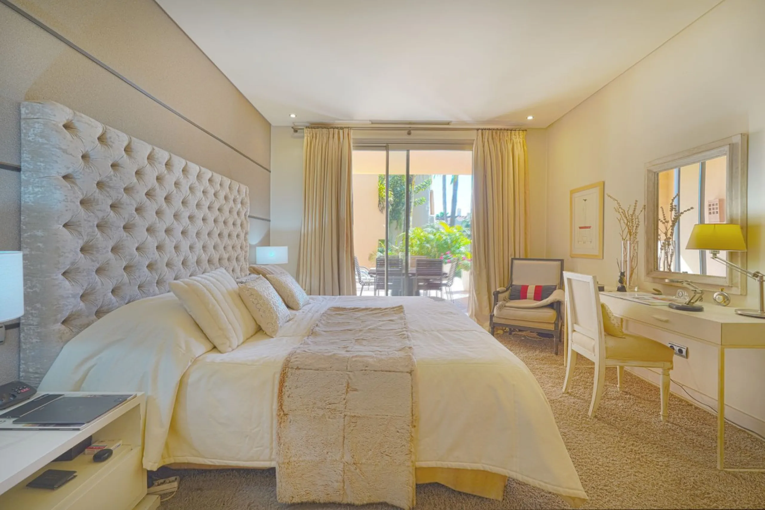 A stunning, south-facing, three-bedroom corner, and very private ground-floor apartment in the renowned Mansion Club, an exclusive gated community nestling in the foothills of Sierra Blanca. This development designed by leading architect, Melvin Villarroe