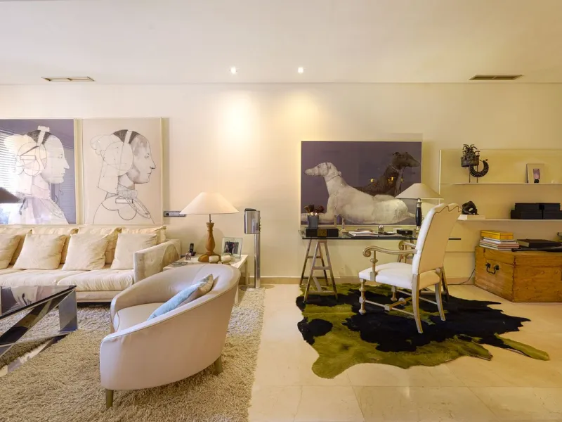 A stunning, south-facing, three-bedroom corner, and very private ground-floor apartment in the renowned Mansion Club, an exclusive gated community nestling in the foothills of Sierra Blanca. This development designed by leading architect, Melvin Villarroe