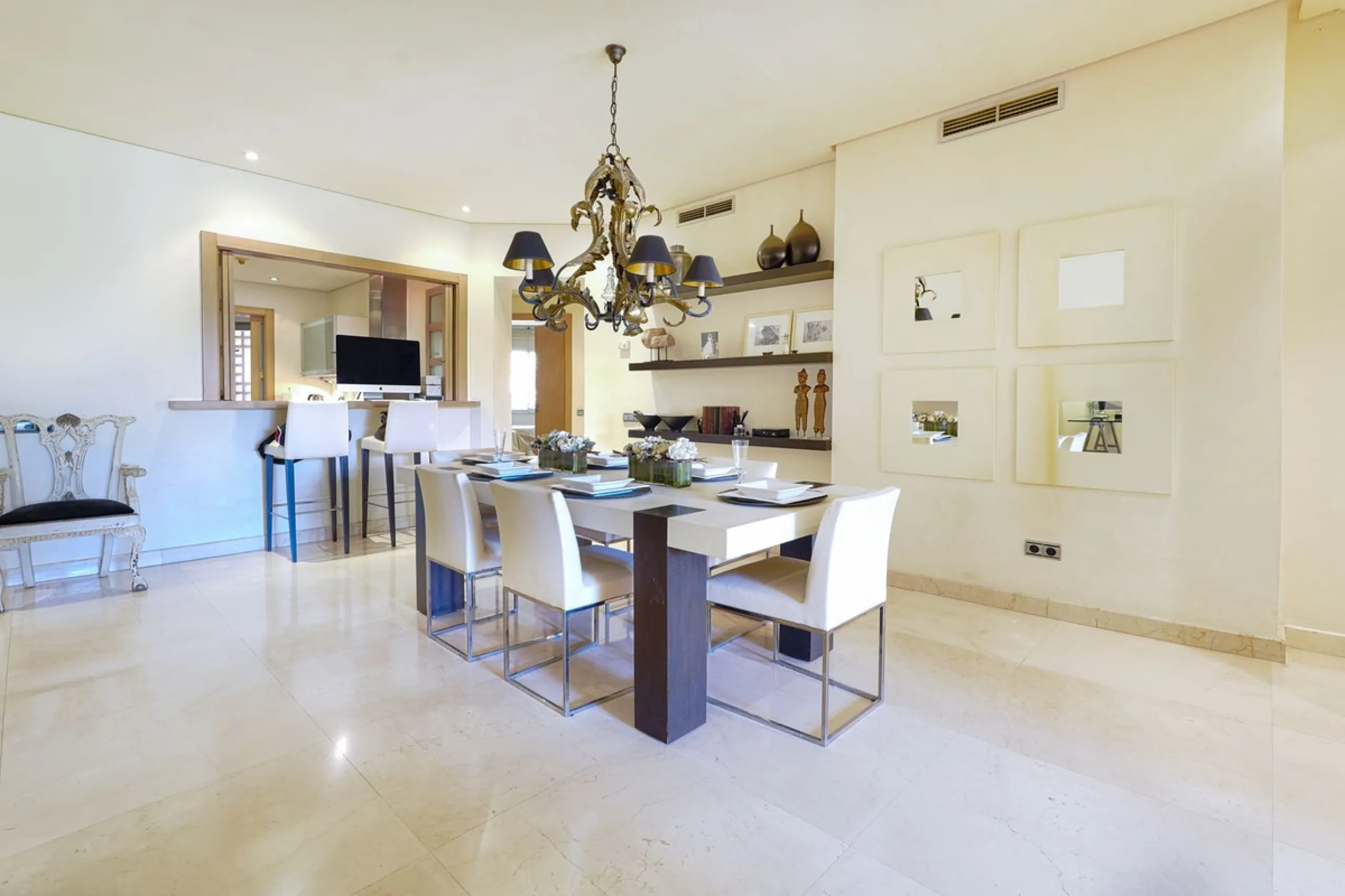A stunning, south-facing, three-bedroom corner, and very private ground-floor apartment in the renowned Mansion Club, an exclusive gated community nestling in the foothills of Sierra Blanca. This development designed by leading architect, Melvin Villarroe