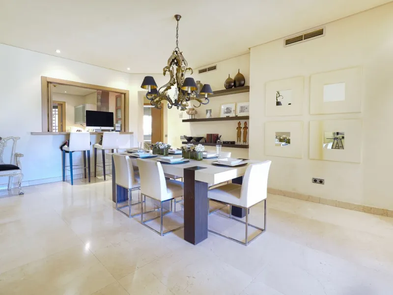 A stunning, south-facing, three-bedroom corner, and very private ground-floor apartment in the renowned Mansion Club, an exclusive gated community nestling in the foothills of Sierra Blanca. This development designed by leading architect, Melvin Villarroe