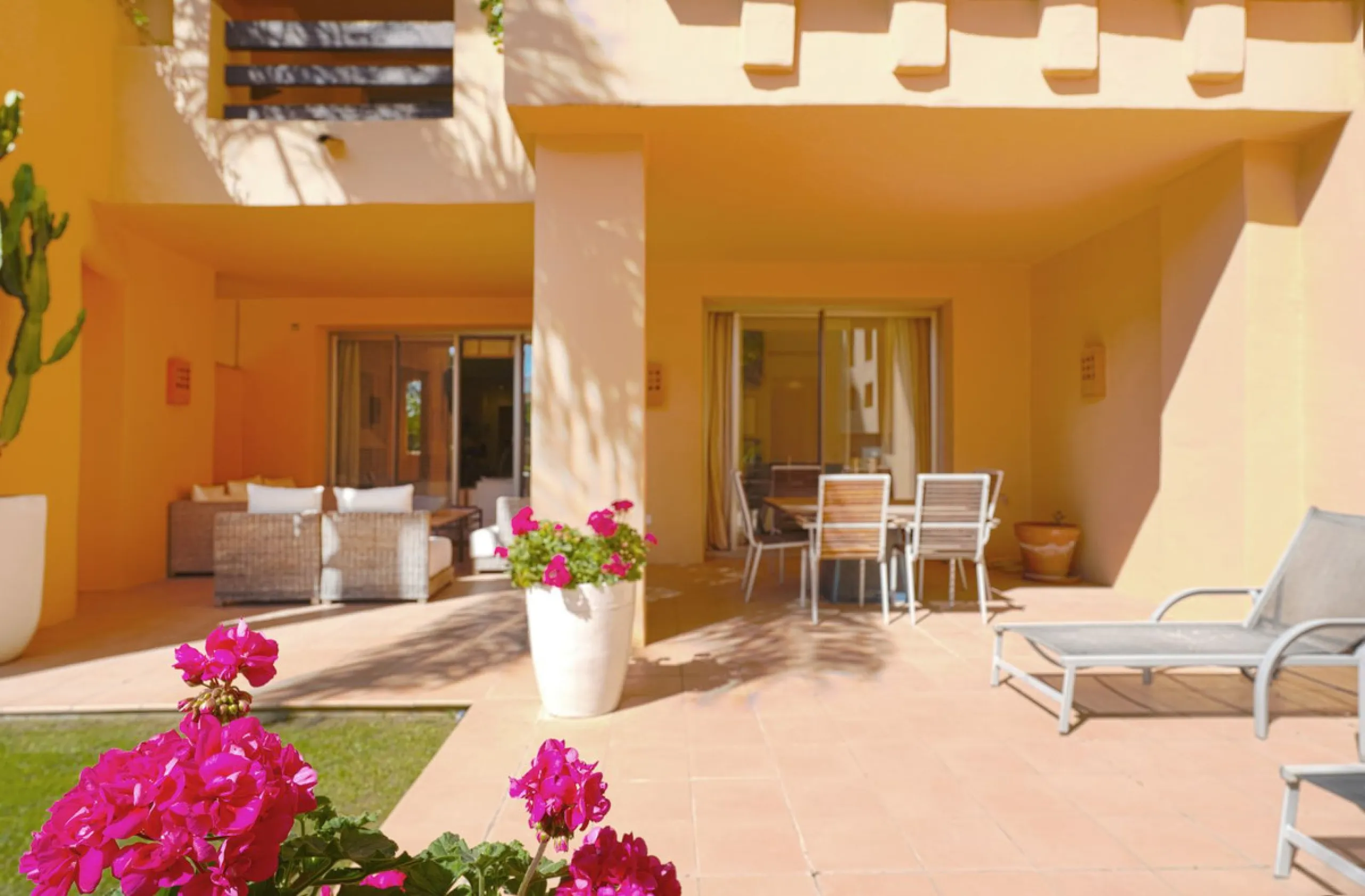 A stunning, south-facing, three-bedroom corner, and very private ground-floor apartment in the renowned Mansion Club, an exclusive gated community nestling in the foothills of Sierra Blanca. This development designed by leading architect, Melvin Villarroe
