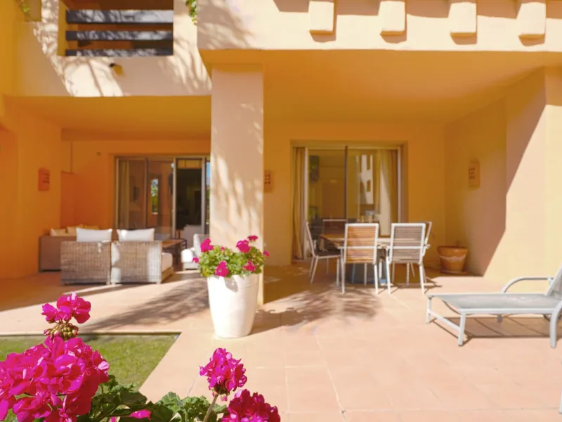 A stunning, south-facing, three-bedroom corner, and very private ground-floor apartment in the renowned Mansion Club, an exclusive gated community nestling in the foothills of Sierra Blanca. This development designed by leading architect, Melvin Villarroe