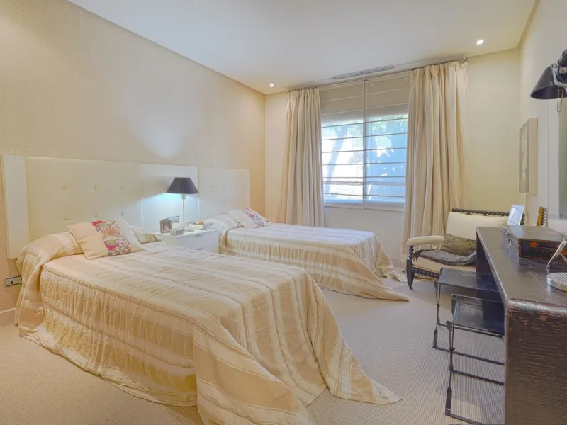 A stunning, south-facing, three-bedroom corner, and very private ground-floor apartment in the renowned Mansion Club, an exclusive gated community nestling in the foothills of Sierra Blanca. This development designed by leading architect, Melvin Villarroe
