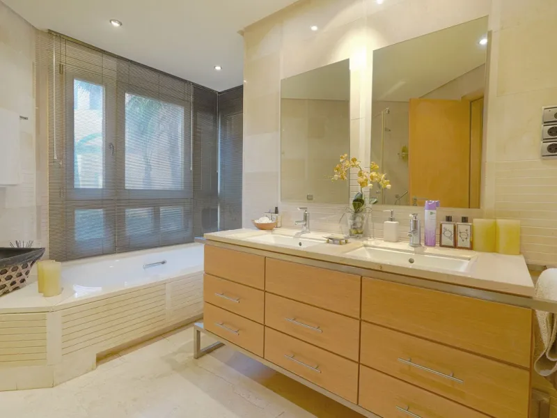 A stunning, south-facing, three-bedroom corner, and very private ground-floor apartment in the renowned Mansion Club, an exclusive gated community nestling in the foothills of Sierra Blanca. This development designed by leading architect, Melvin Villarroe