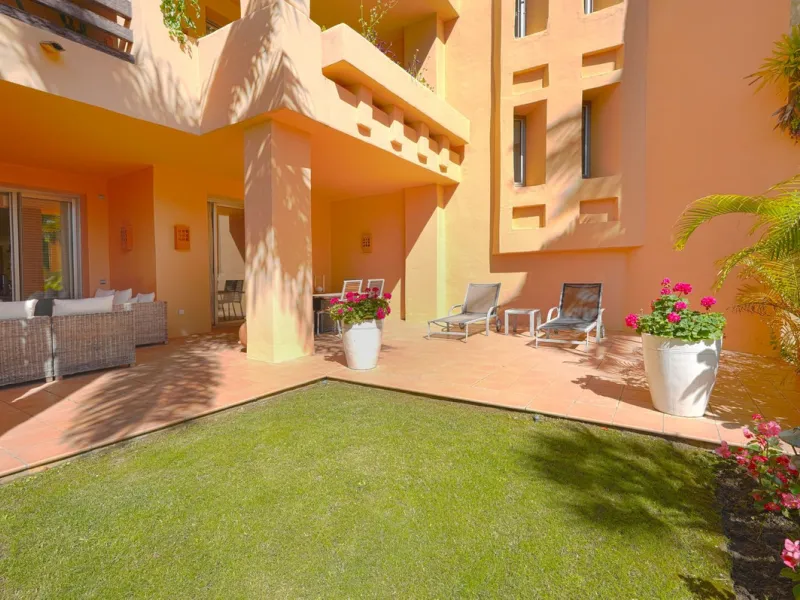 A stunning, south-facing, three-bedroom corner, and very private ground-floor apartment in the renowned Mansion Club, an exclusive gated community nestling in the foothills of Sierra Blanca. This development designed by leading architect, Melvin Villarroe