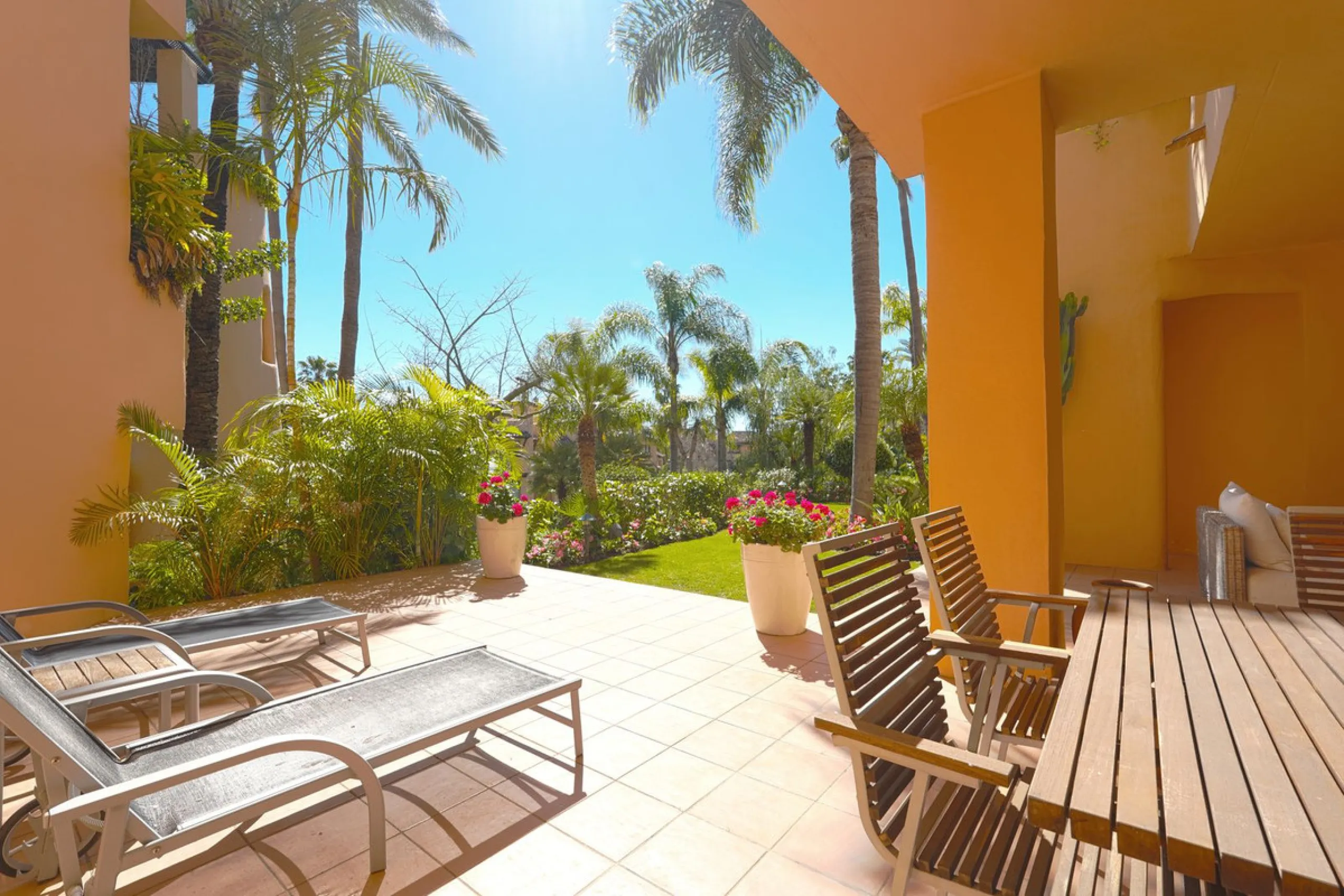A stunning, south-facing, three-bedroom corner, and very private ground-floor apartment in the renowned Mansion Club, an exclusive gated community nestling in the foothills of Sierra Blanca. This development designed by leading architect, Melvin Villarroe