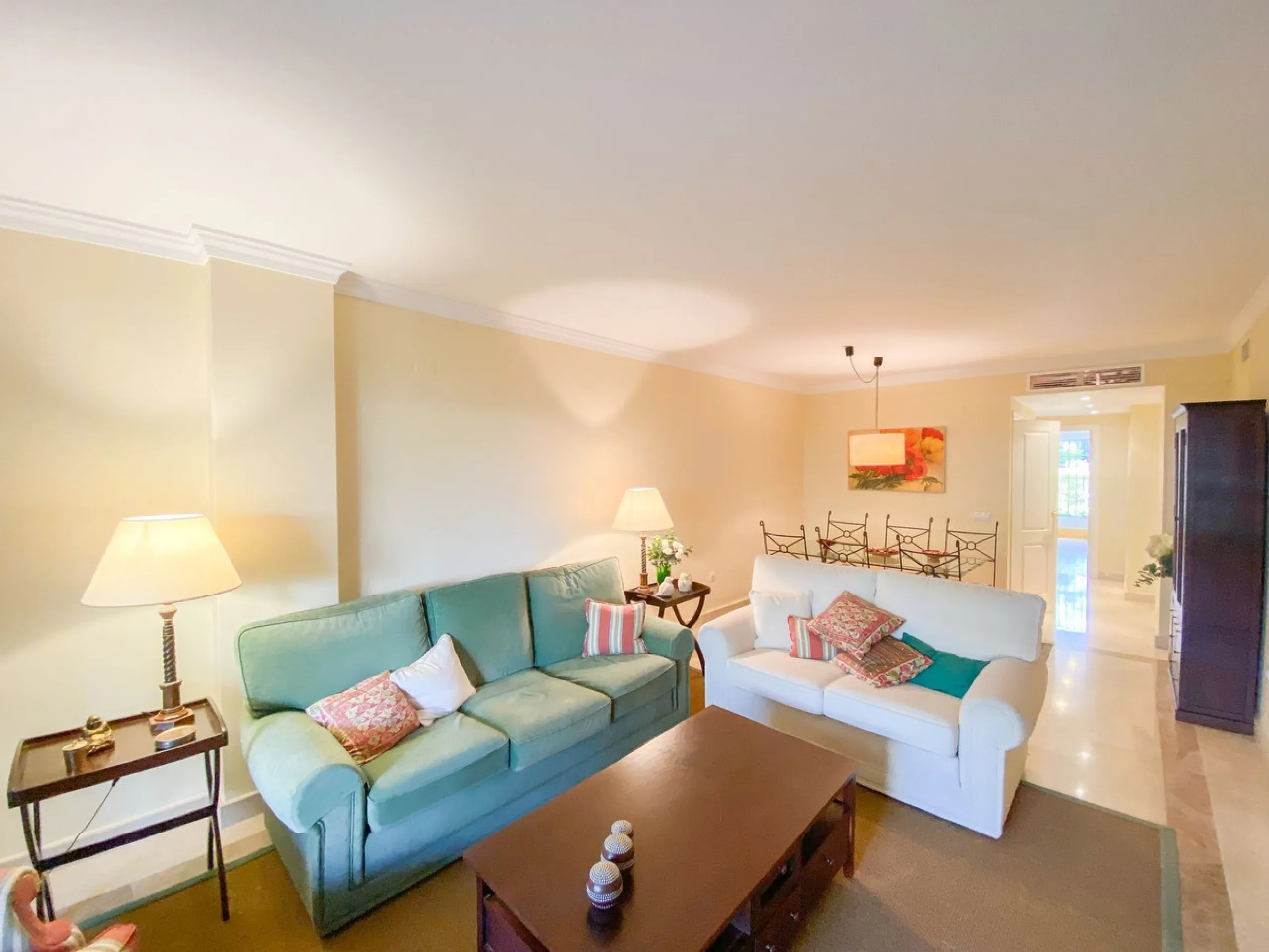 Entdecken Sie diese fantastische Wohnung an der Strandpromenade von San Pedro de Alcántara/Nueva Alcántara, einer der begehrtesten Gegenden von Marbella, nur wenige Schritte vom Meer und der Uferpromenade entfernt