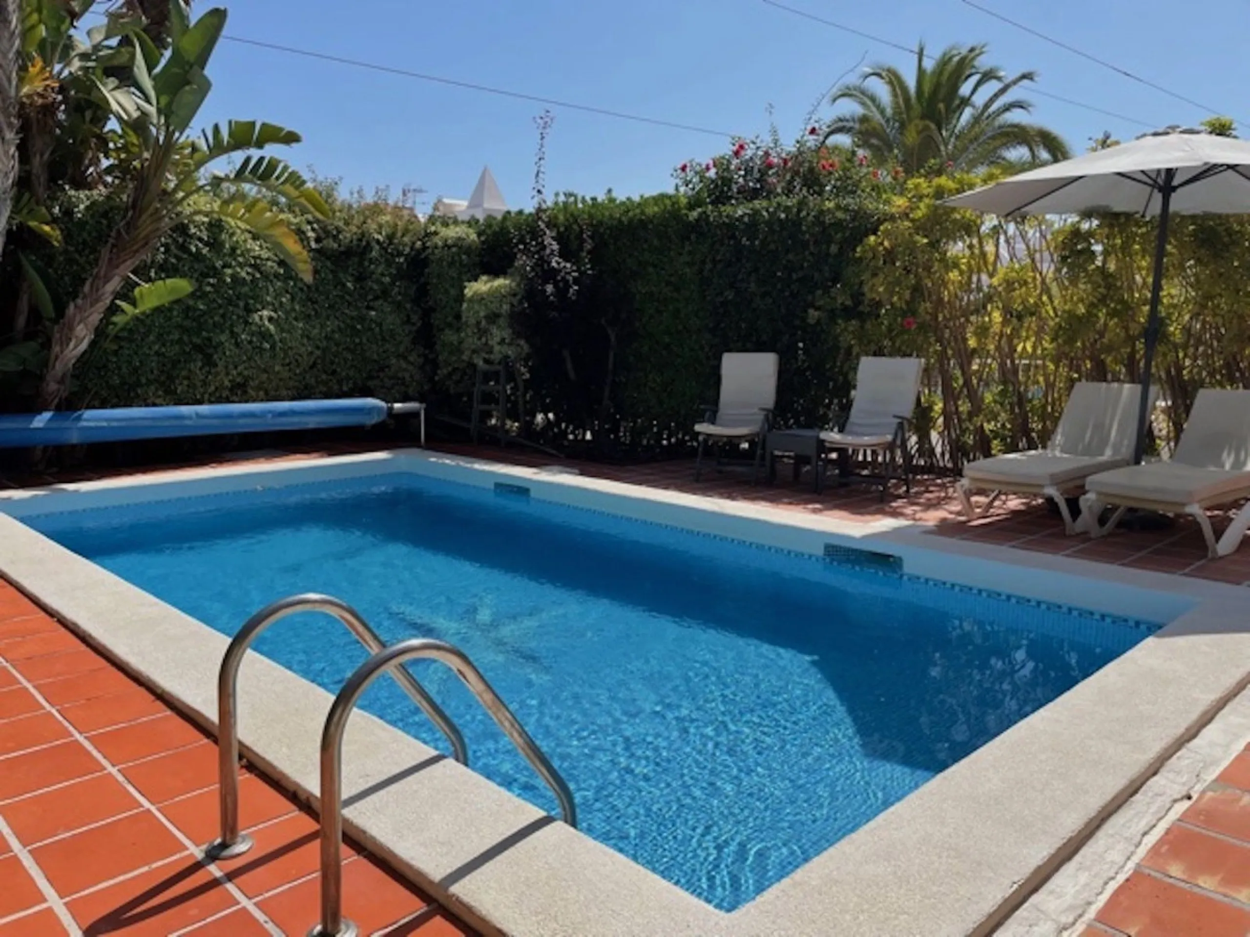 Beautiful detached villa with private pool and access to a large communal pool and garden. Located in urbanization Alhambra, a few minutes from the center of Nerja and Burriana Playa.