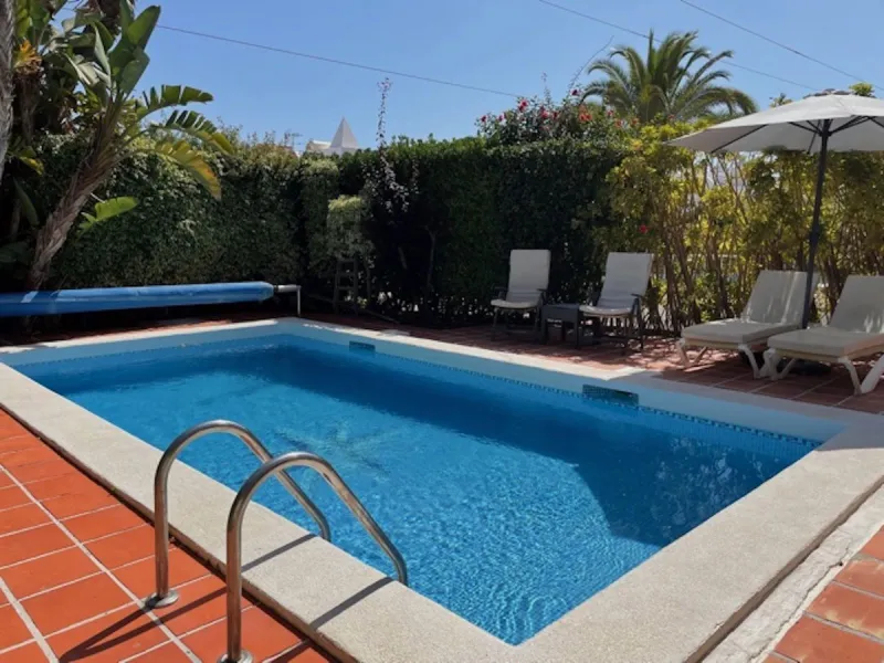 Beautiful detached villa with private pool and access to a large communal pool and garden. Located in urbanization Alhambra, a few minutes from the center of Nerja and Burriana Playa.