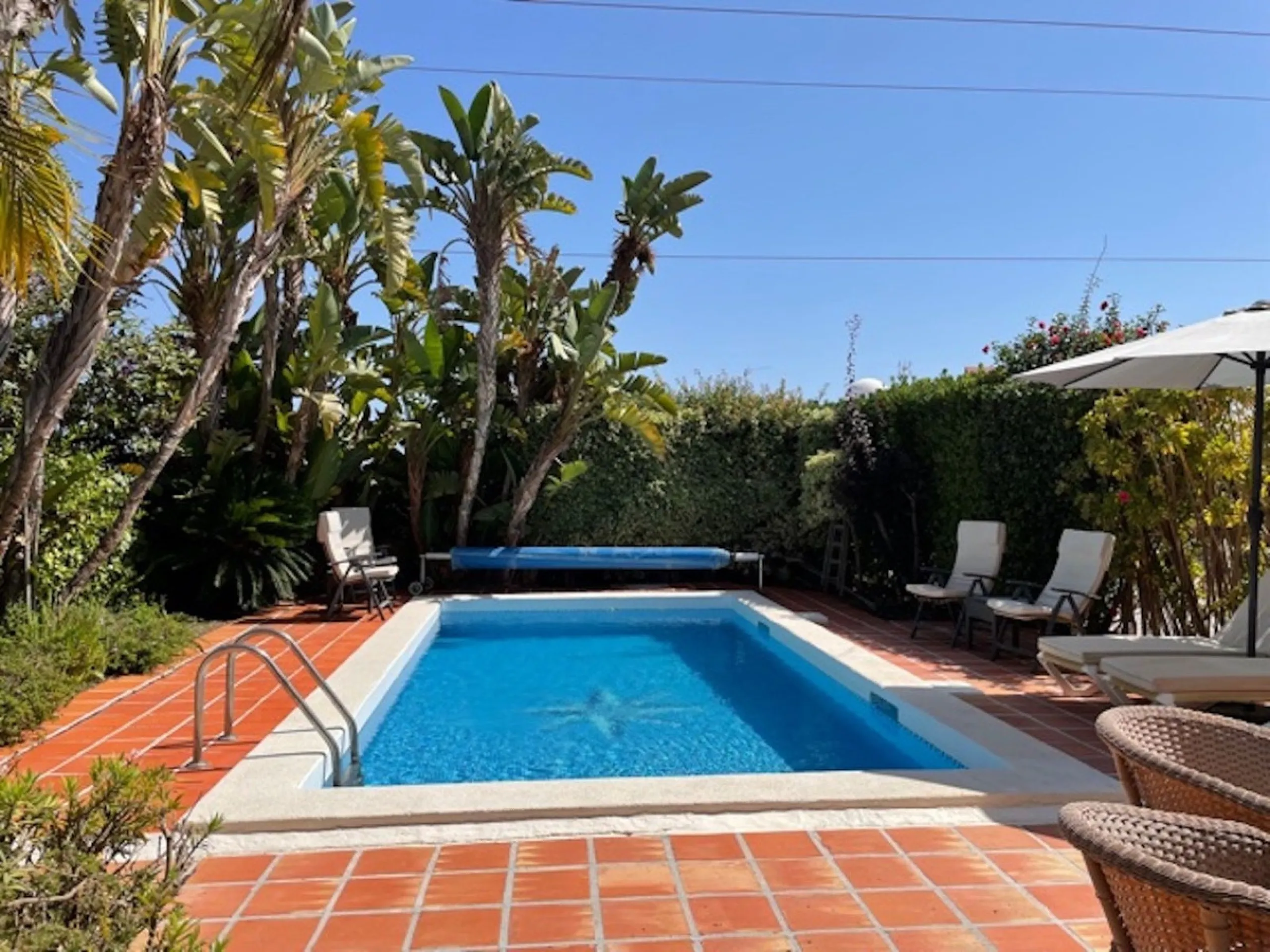 Beautiful detached villa with private pool and access to a large communal pool and garden. Located in urbanization Alhambra, a few minutes from the center of Nerja and Burriana Playa.
