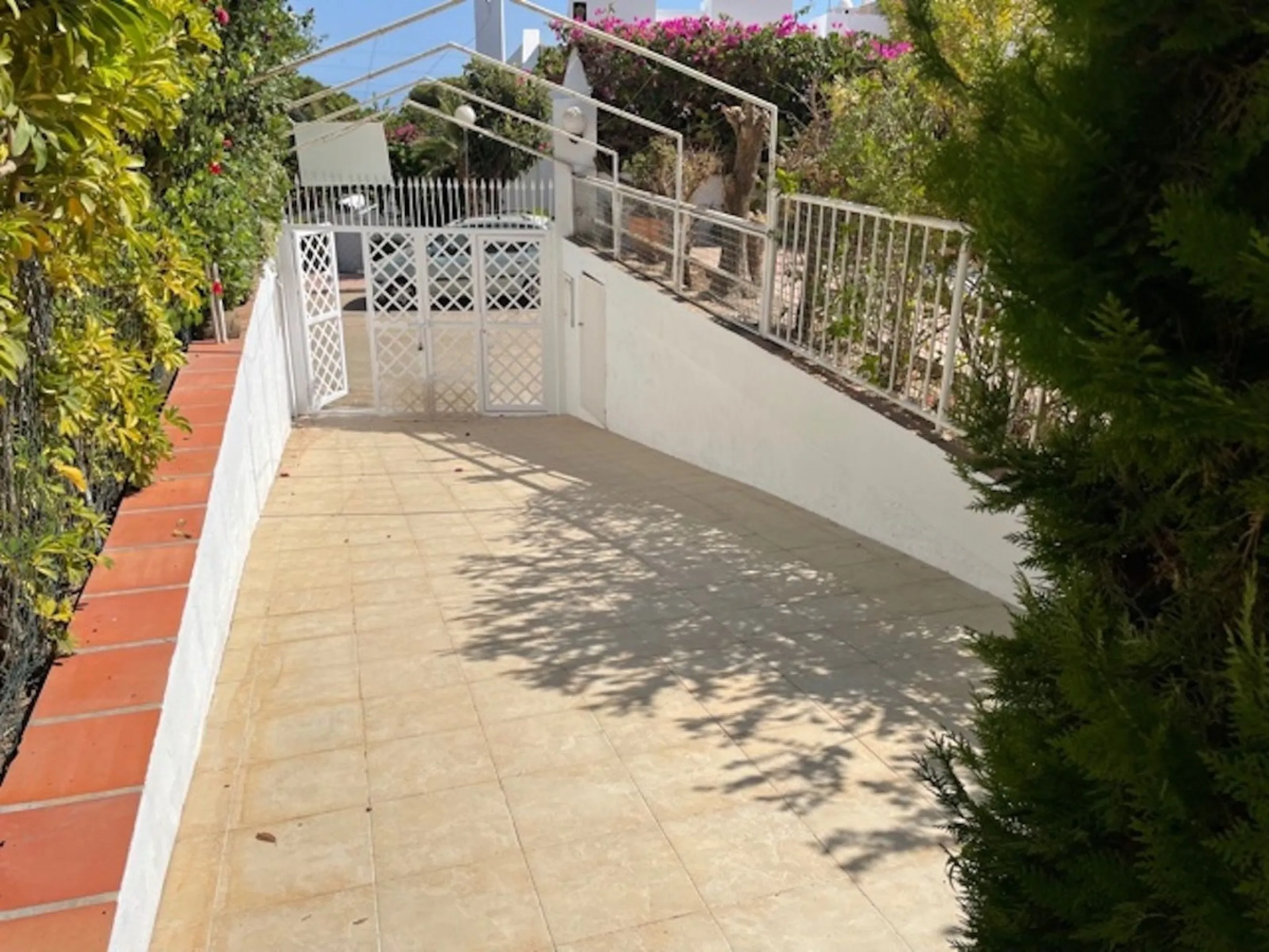Beautiful detached villa with private pool and access to a large communal pool and garden. Located in urbanization Alhambra, a few minutes from the center of Nerja and Burriana Playa.