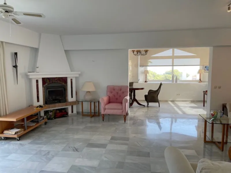 Beautiful detached villa with private pool and access to a large communal pool and garden. Located in urbanization Alhambra, a few minutes from the center of Nerja and Burriana Playa.
