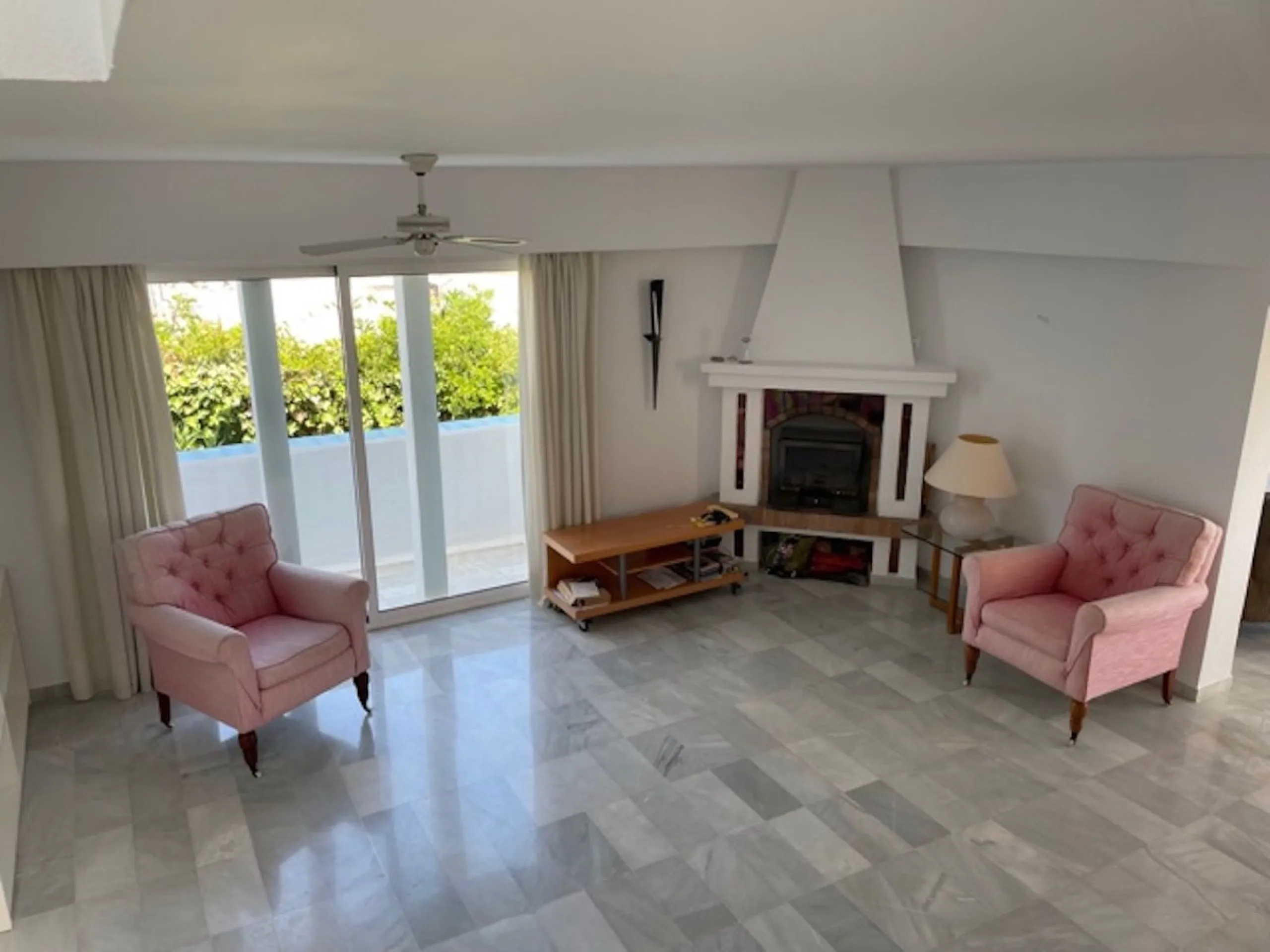 Beautiful detached villa with private pool and access to a large communal pool and garden. Located in urbanization Alhambra, a few minutes from the center of Nerja and Burriana Playa.