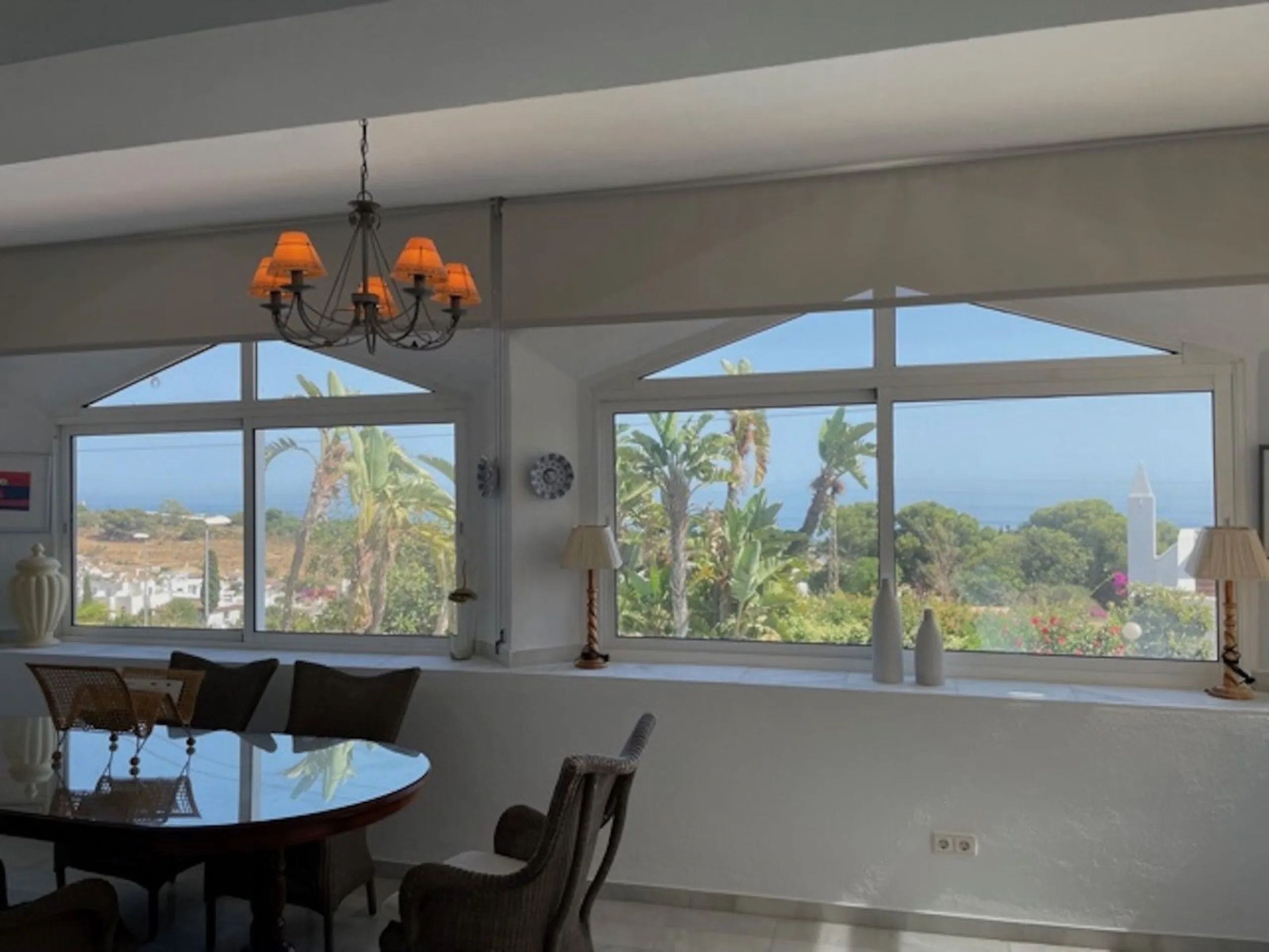 Beautiful detached villa with private pool and access to a large communal pool and garden. Located in urbanization Alhambra, a few minutes from the center of Nerja and Burriana Playa.
