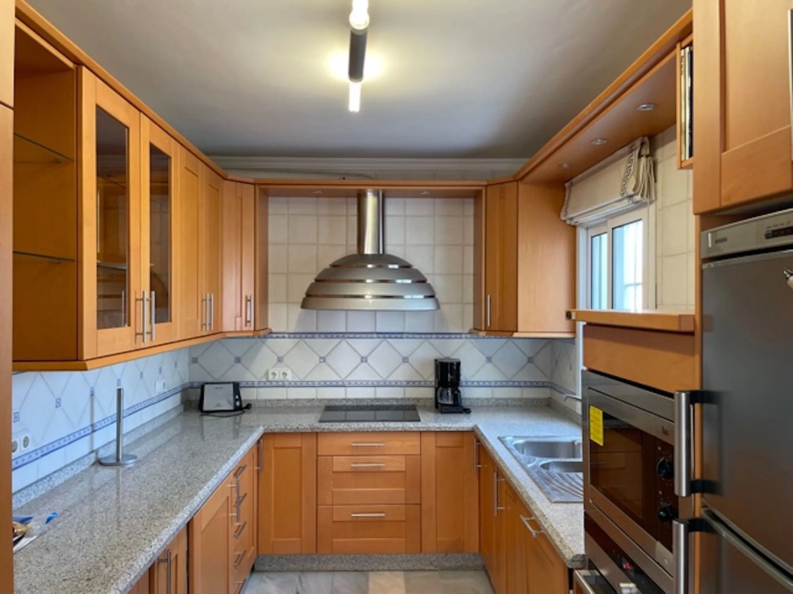Beautiful detached villa with private pool and access to a large communal pool and garden. Located in urbanization Alhambra, a few minutes from the center of Nerja and Burriana Playa.
