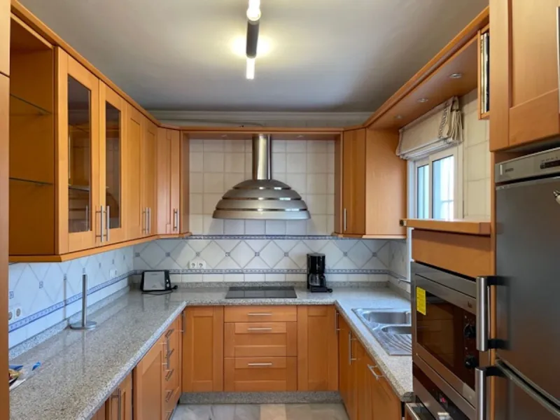 Beautiful detached villa with private pool and access to a large communal pool and garden. Located in urbanization Alhambra, a few minutes from the center of Nerja and Burriana Playa.
