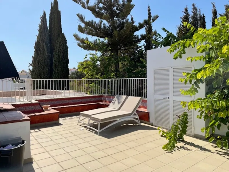 Beautiful detached villa with private pool and access to a large communal pool and garden. Located in urbanization Alhambra, a few minutes from the center of Nerja and Burriana Playa.