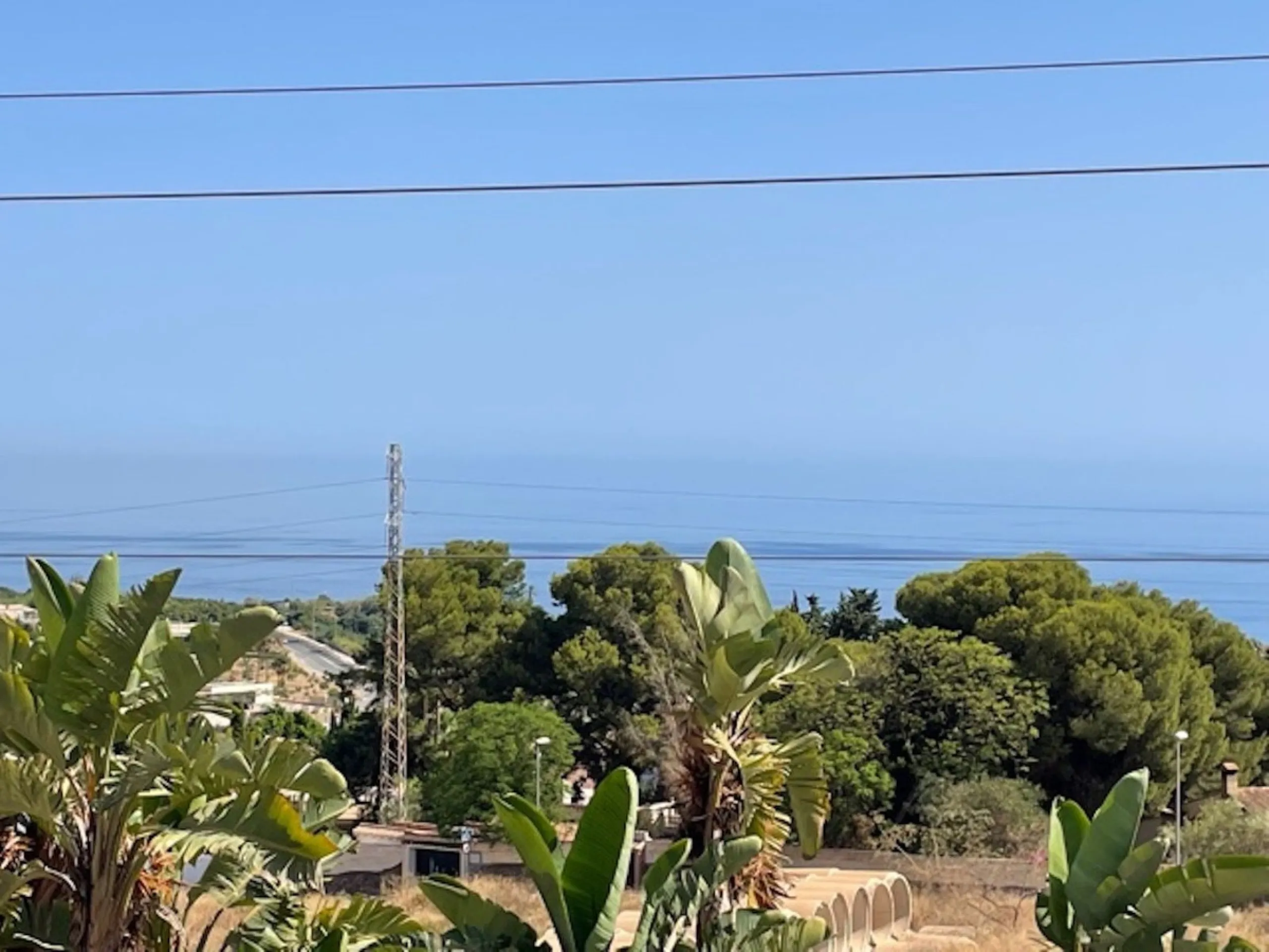 Beautiful detached villa with private pool and access to a large communal pool and garden. Located in urbanization Alhambra, a few minutes from the center of Nerja and Burriana Playa.