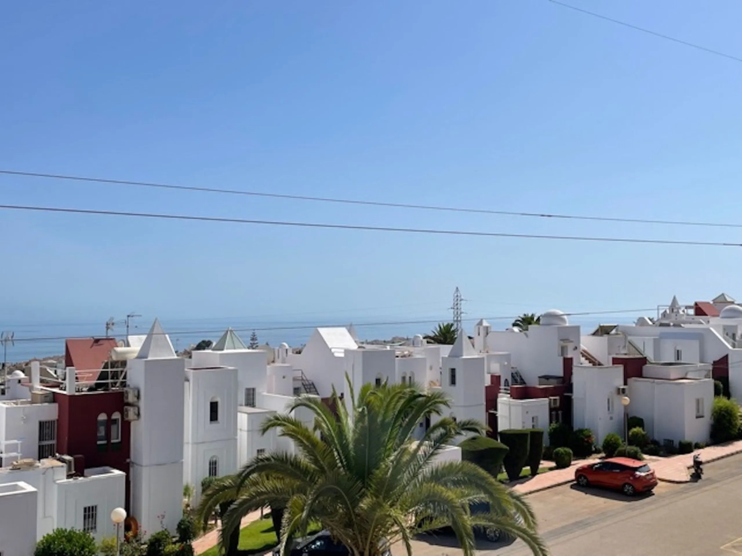 Beautiful detached villa with private pool and access to a large communal pool and garden. Located in urbanization Alhambra, a few minutes from the center of Nerja and Burriana Playa.