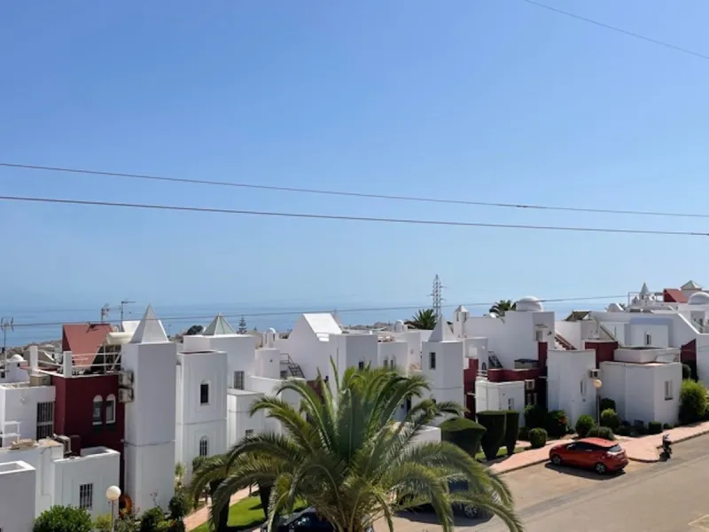 Beautiful detached villa with private pool and access to a large communal pool and garden. Located in urbanization Alhambra, a few minutes from the center of Nerja and Burriana Playa.
