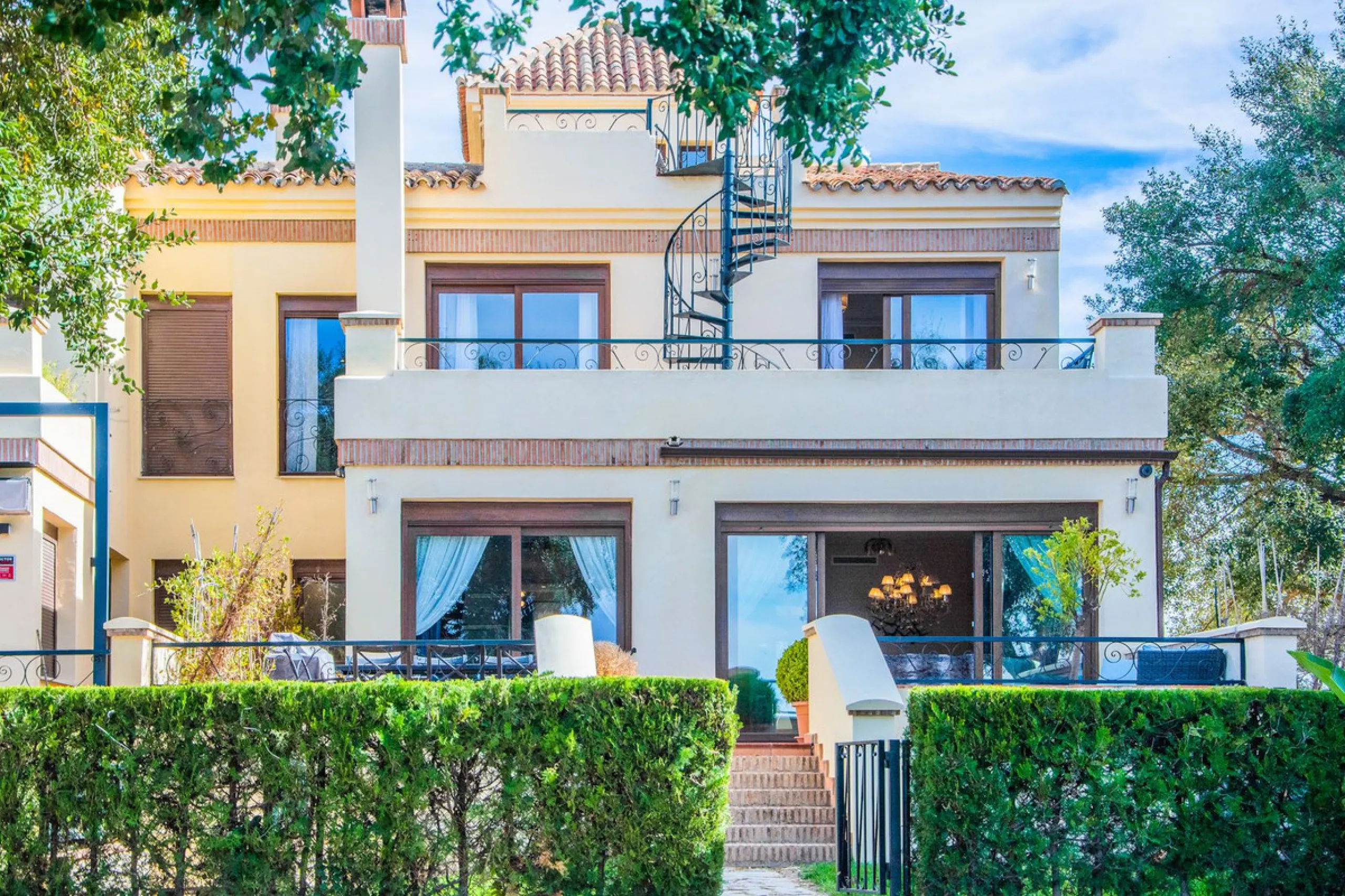 This small complex of only 8 south facing villas offers truly fantastic views to the Mediterranean and the mountains.