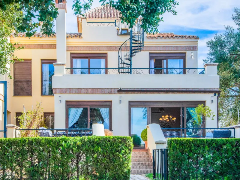 This small complex of only 8 south facing villas offers truly fantastic views to the Mediterranean and the mountains.