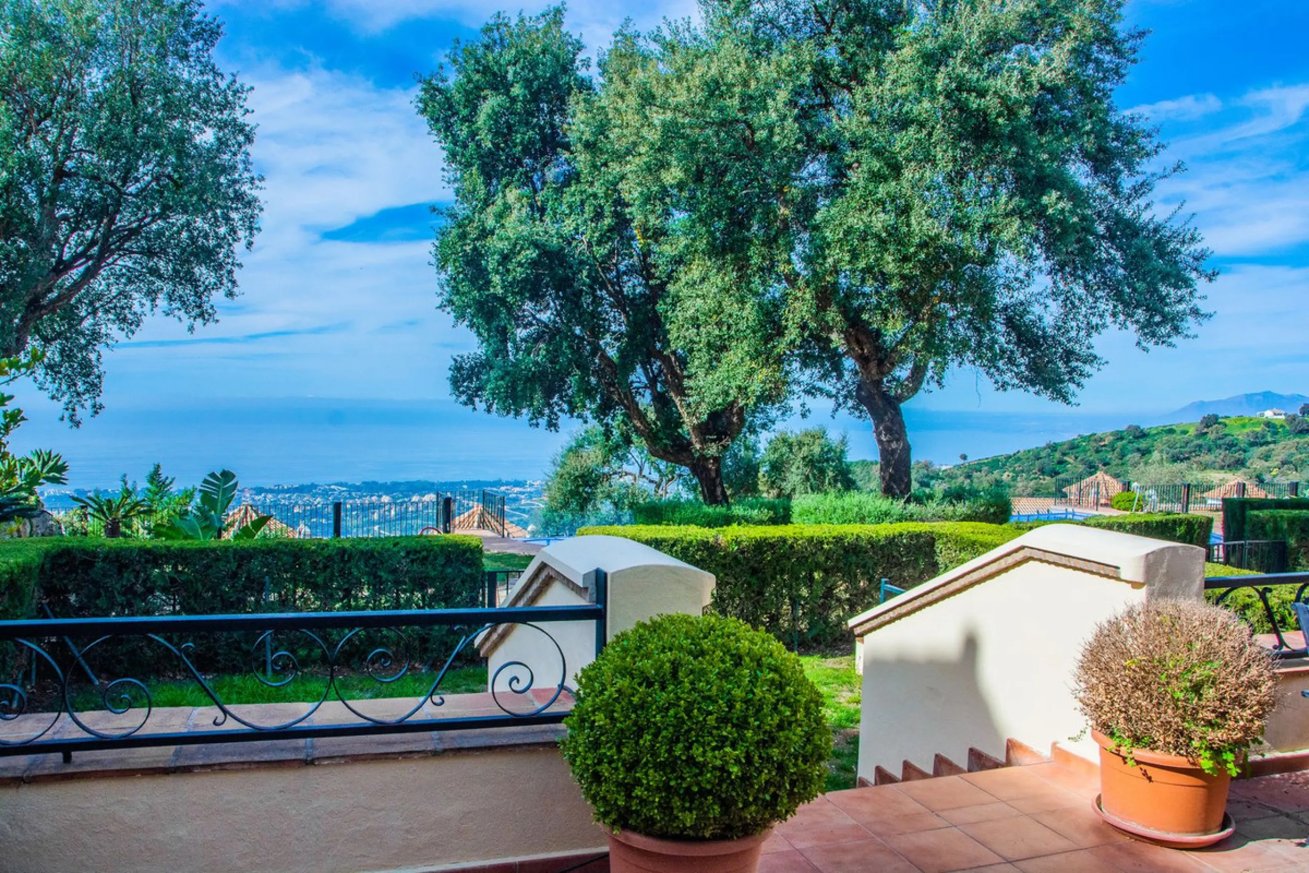 This small complex of only 8 south facing villas offers truly fantastic views to the Mediterranean and the mountains.