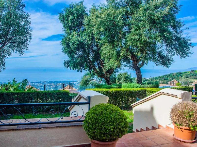 This small complex of only 8 south facing villas offers truly fantastic views to the Mediterranean and the mountains.