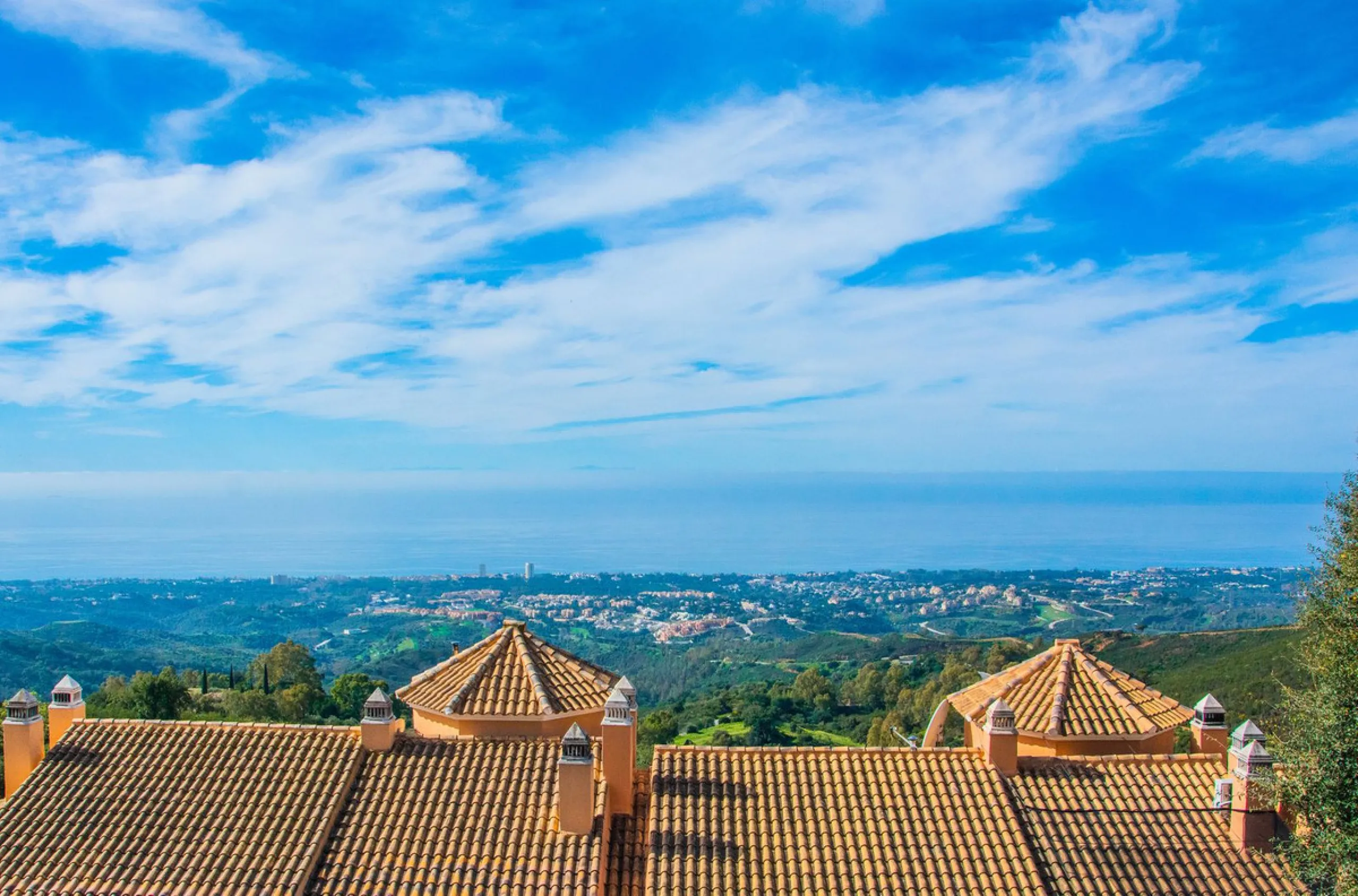 This small complex of only 8 south facing villas offers truly fantastic views to the Mediterranean and the mountains.