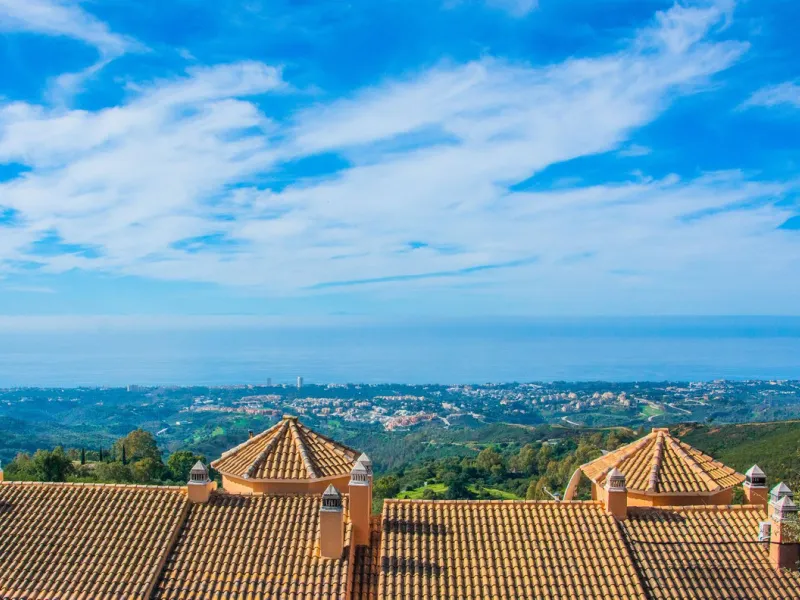 This small complex of only 8 south facing villas offers truly fantastic views to the Mediterranean and the mountains.
