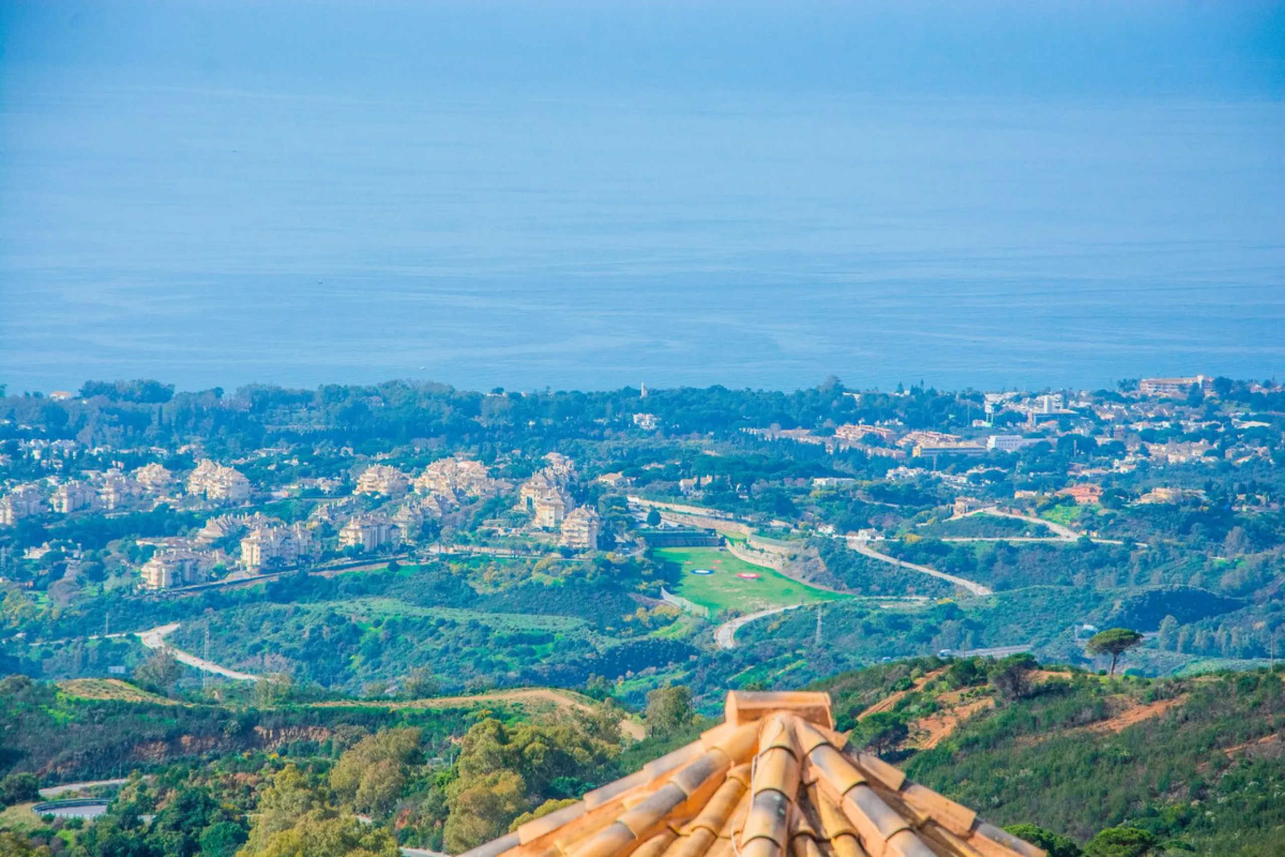 This small complex of only 8 south facing villas offers truly fantastic views to the Mediterranean and the mountains.