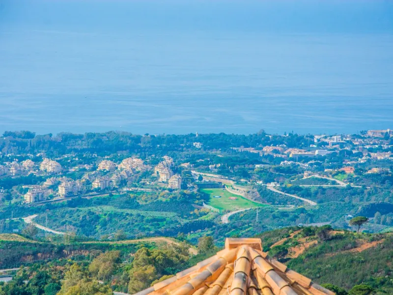 This small complex of only 8 south facing villas offers truly fantastic views to the Mediterranean and the mountains.