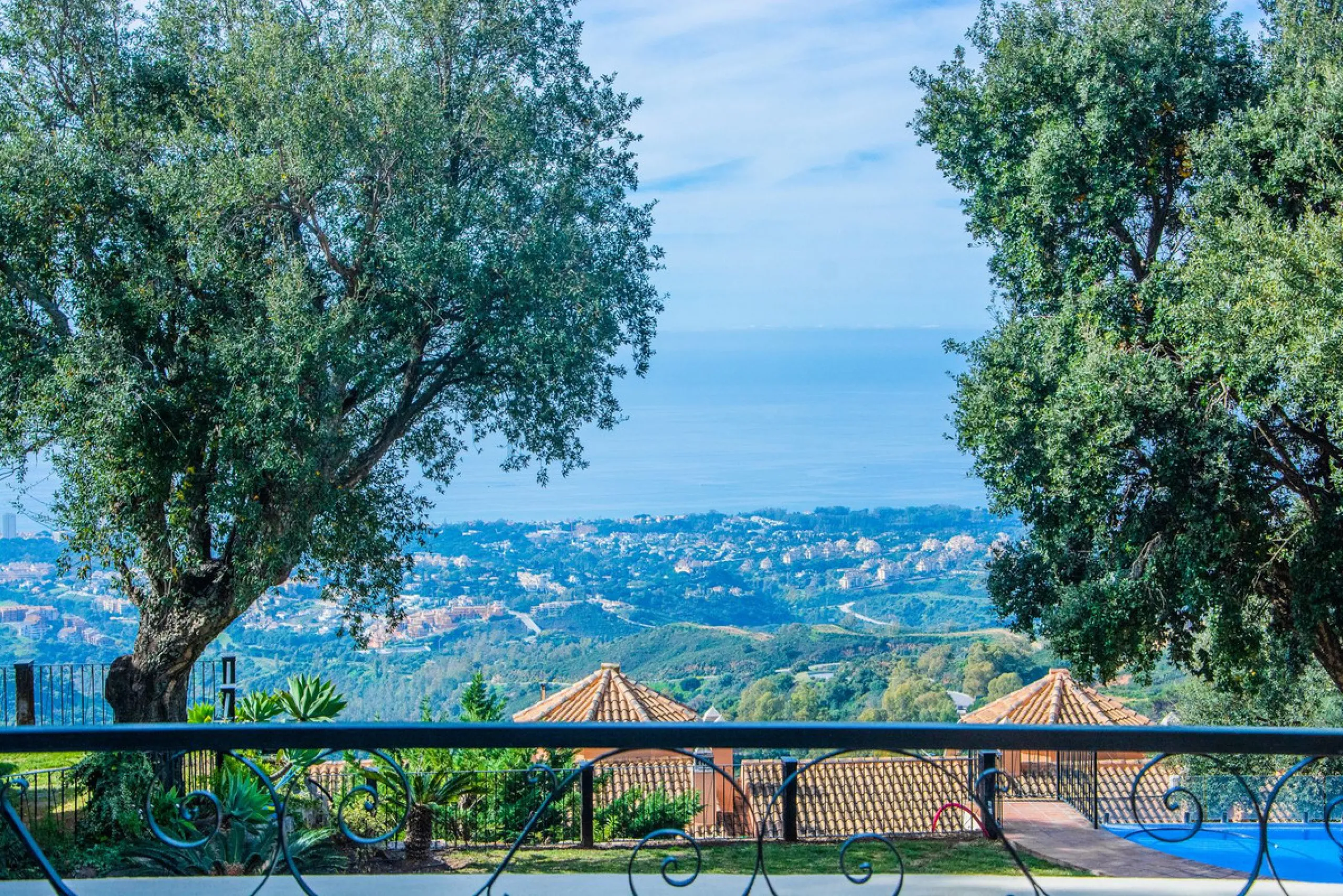 This small complex of only 8 south facing villas offers truly fantastic views to the Mediterranean and the mountains.