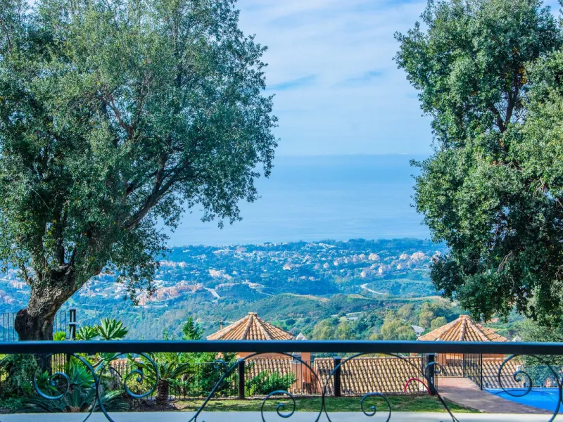 This small complex of only 8 south facing villas offers truly fantastic views to the Mediterranean and the mountains.