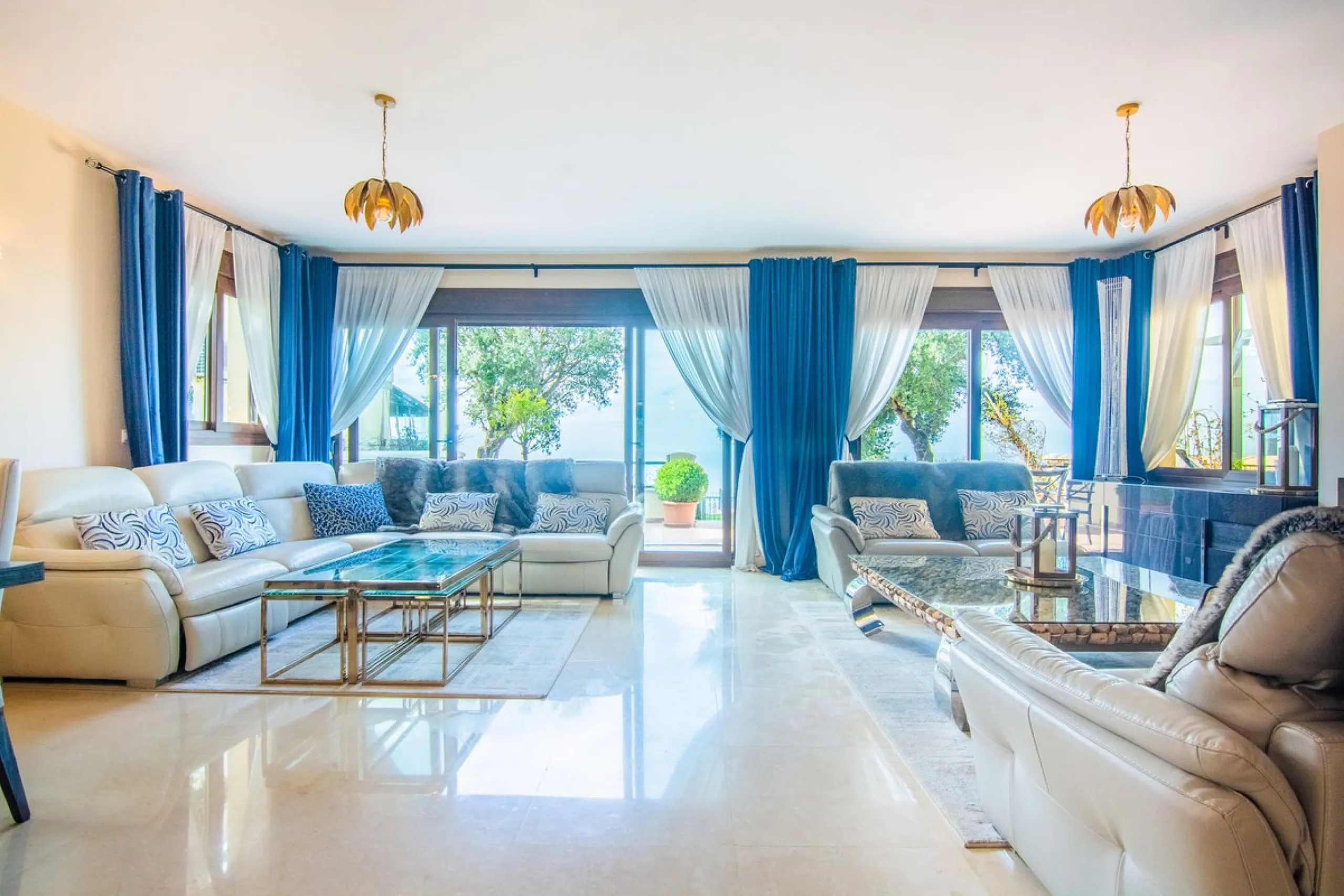 This small complex of only 8 south facing villas offers truly fantastic views to the Mediterranean and the mountains.