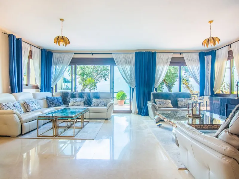 This small complex of only 8 south facing villas offers truly fantastic views to the Mediterranean and the mountains.