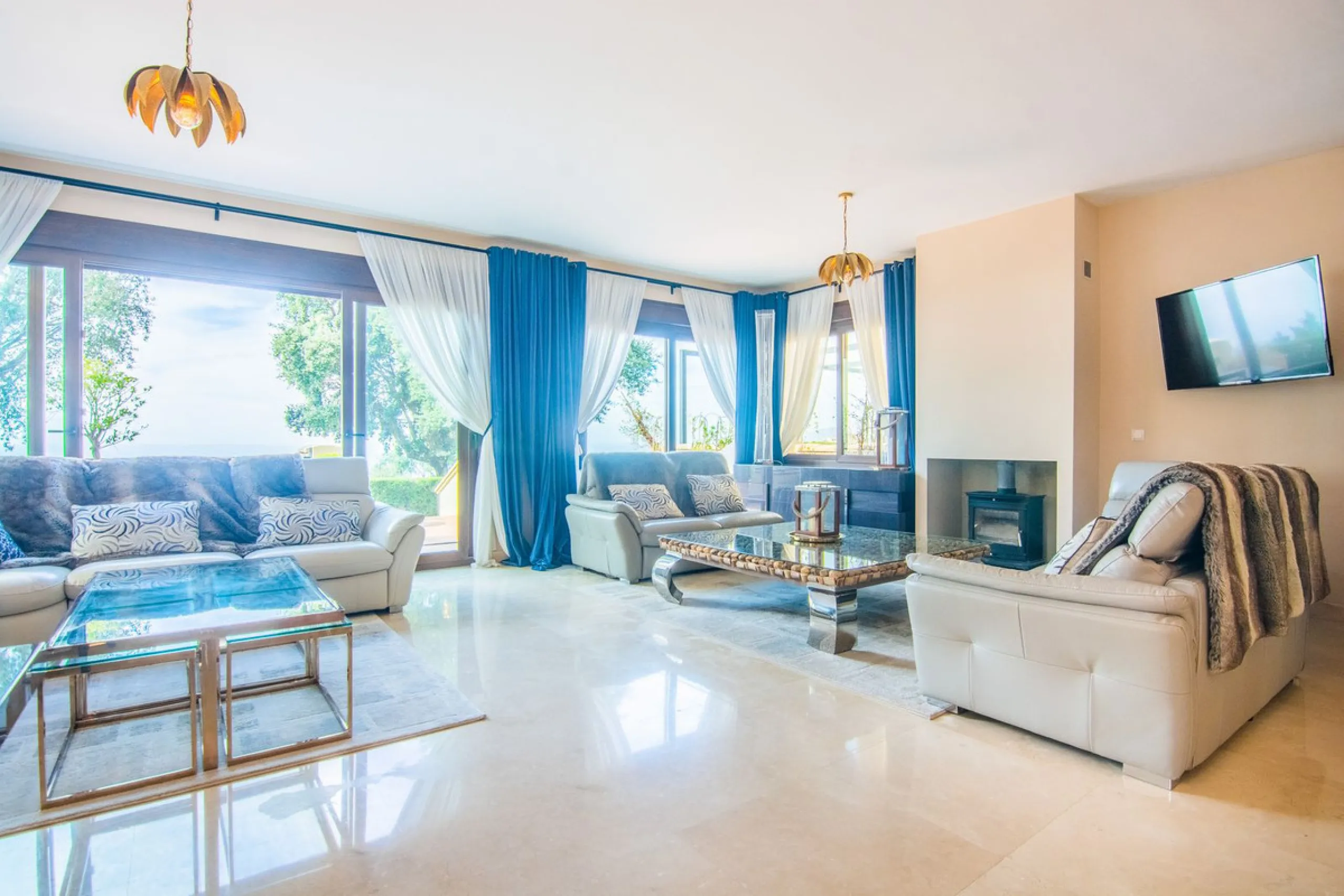 This small complex of only 8 south facing villas offers truly fantastic views to the Mediterranean and the mountains.